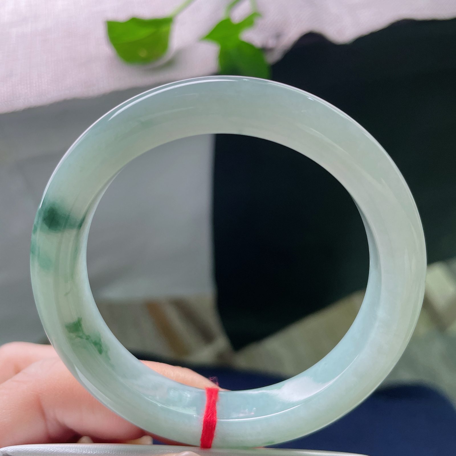 55/10.9/8.7飘花正圈，水头好，如深海游鱼，灵动不死板，每一处的分布都是大自然的鬼斧神工。无裂，ss52427a..