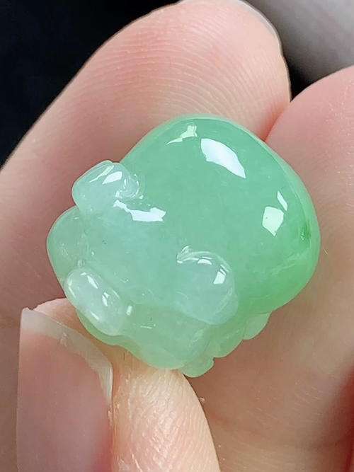 飘绿招财猪，无裂，尺寸15.3-13.3-10.7mm，w15ayd