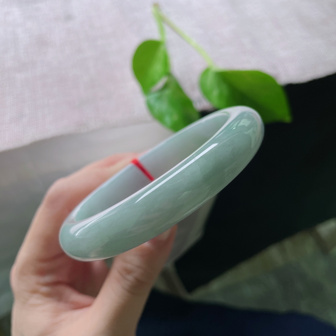 60.9/12.2/8.4油绿正圈，水润细腻，沉稳贵气，清雅苑苑，贵气，无裂，ss52130a
