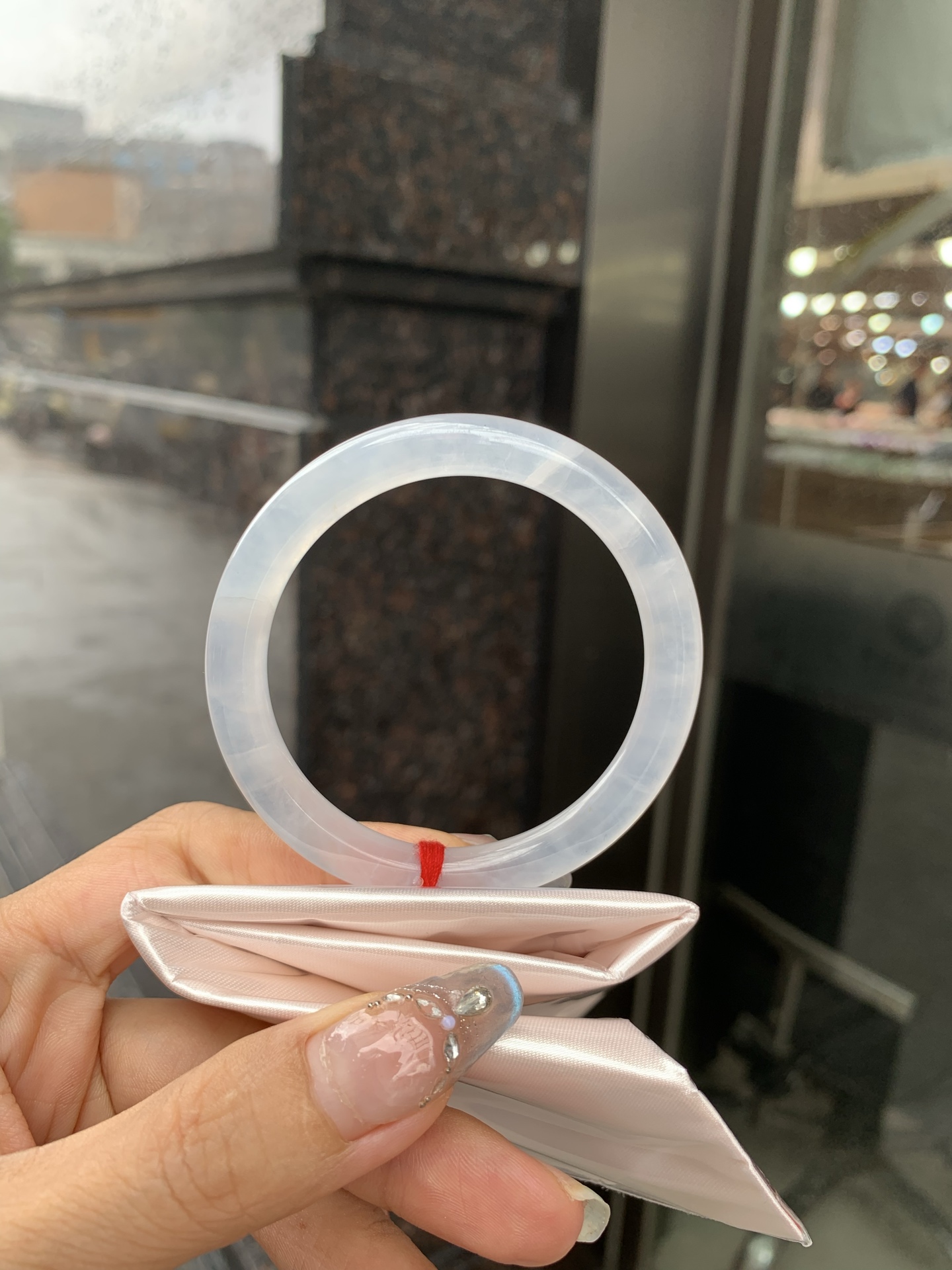 白冰美人条 0515-N734-2 打灯多处细纹，底妆冰润细腻，一腕清透，简约清爽，不挑肤色年龄，给