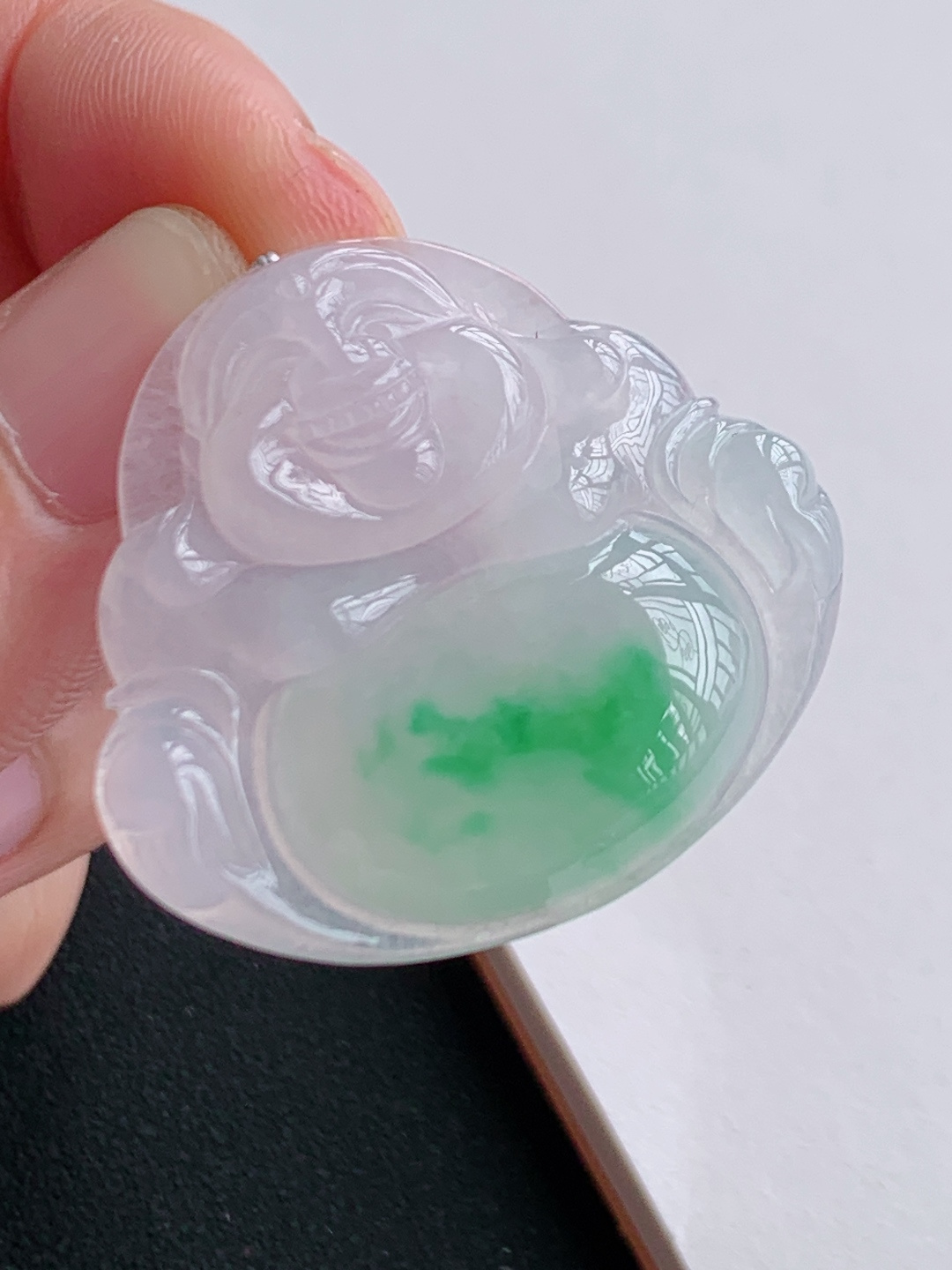 飘绿佛公吊坠，莹润起光，笑纳世间万般好运 裸石30.7-33.5-5.6 自然光拍摄 010513