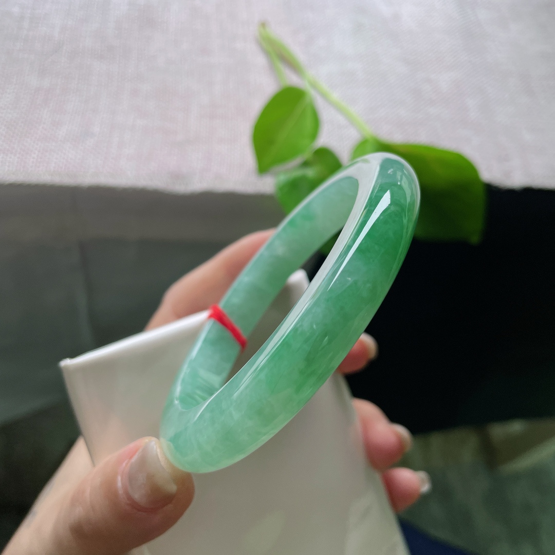 60.2/11.1/7.8绿底正圈，大圈口，把连绵不绝的山峰藏进袖口，绿意盎然，无裂，ss53110a