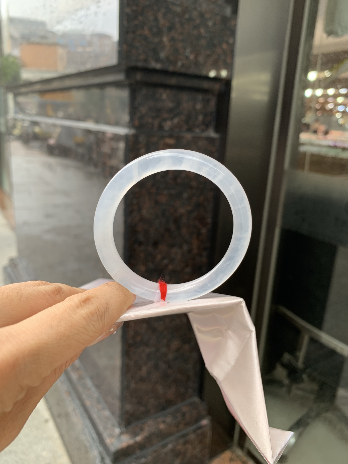 白冰美人条 0515-N734-2 打灯多处细纹，底妆冰润细腻，一腕清透，简约清爽，不挑肤色年龄，给人一种清雅脱俗，天真纯美的感觉，真不愧是翡翠中的初恋，美得就像一件艺术品~