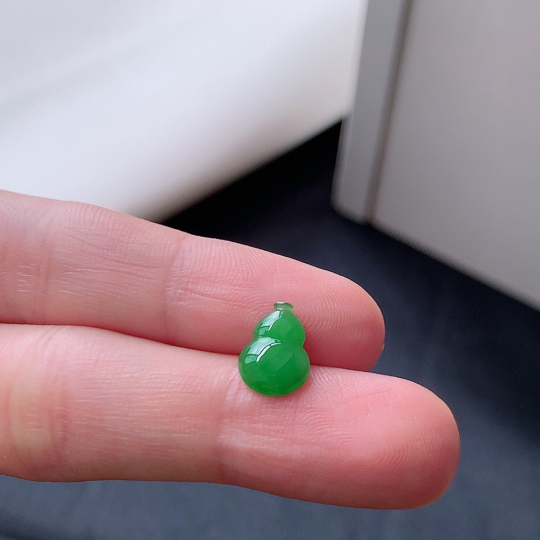 冰阳绿葫芦挂件 色阳色艳，种老无裂细腻，佩戴优雅时尚 货号27513，10-7.4-2.5