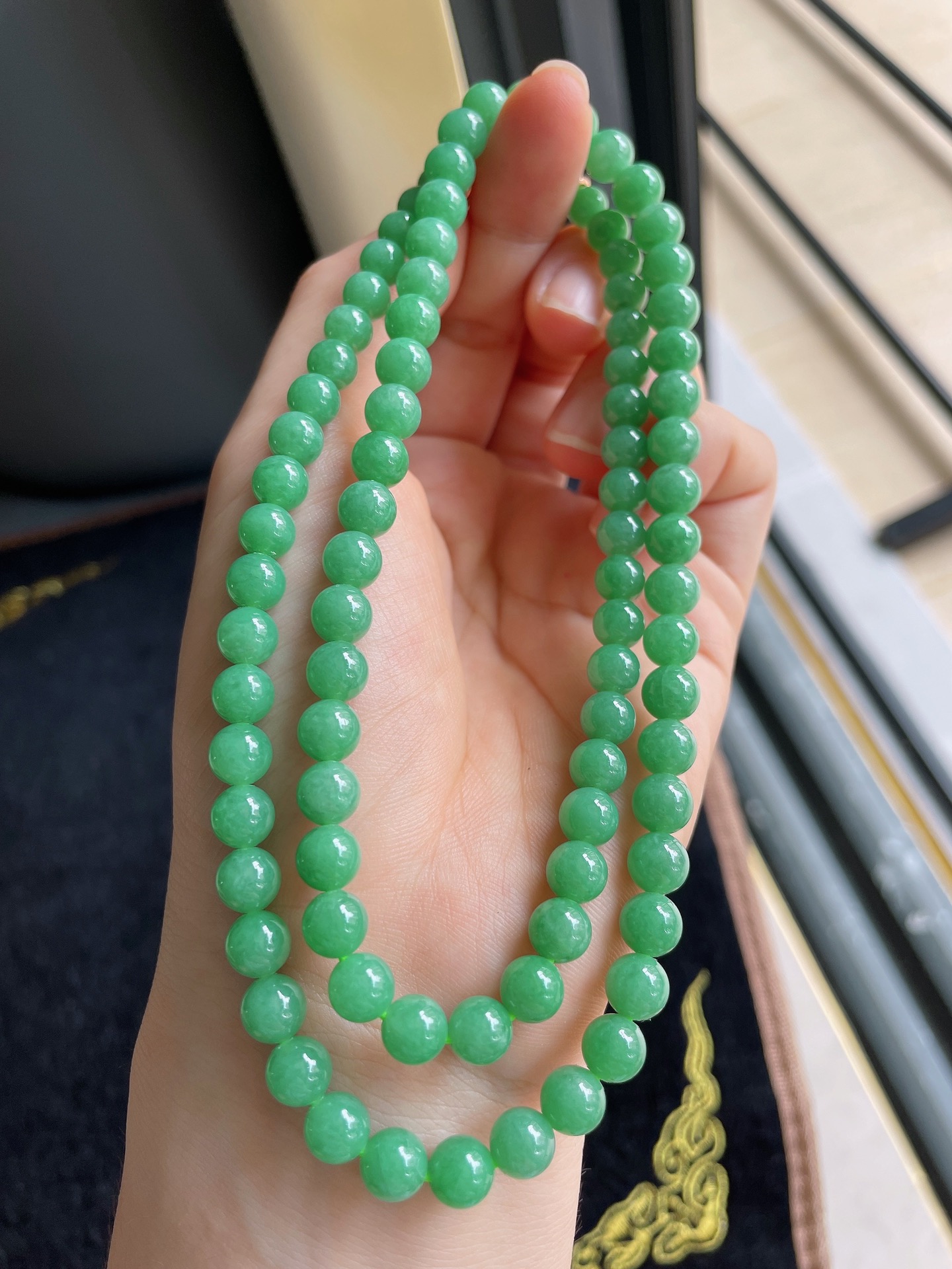 缅甸天然翡翠A货，冰满绿珠链，尺寸：6.4-6.8mm86颗。-1626