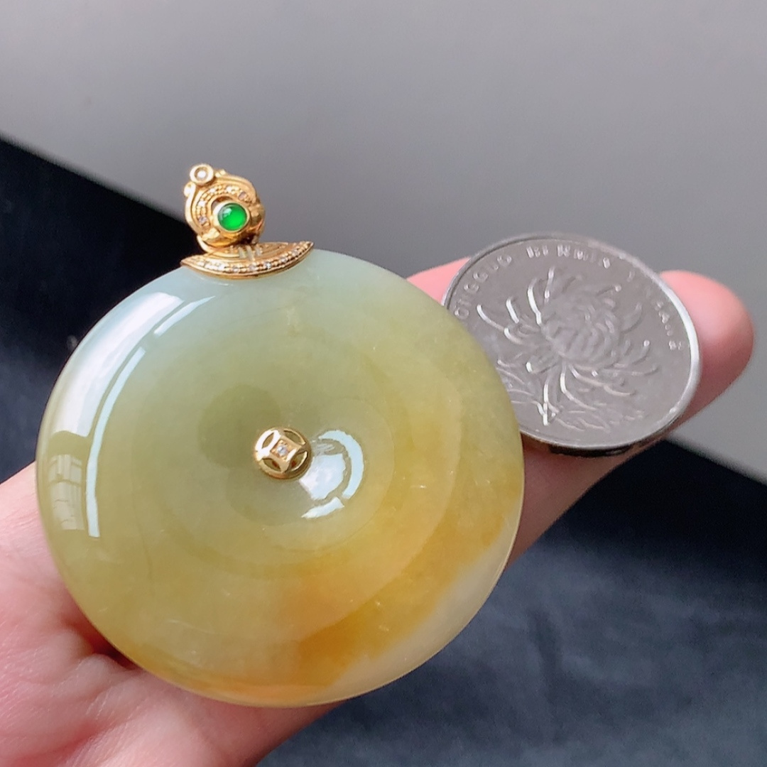冰飘黄平安扣吊坠。色系甜美，种老饱满水润，佩戴优雅时尚 货号18513，50.1-41.1-8.5
