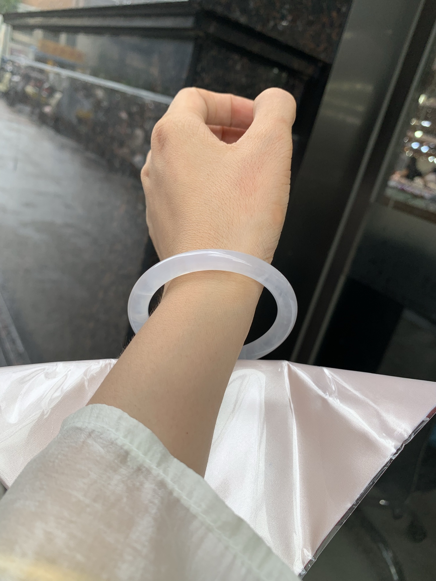 白冰美人条 0515-N734-2 打灯多处细纹，底妆冰润细腻，一腕清透，简约清爽，不挑肤色年龄，给人一种清雅脱俗，天真纯美的感觉，真不愧是翡翠中的初恋，美得就像一件艺术品~