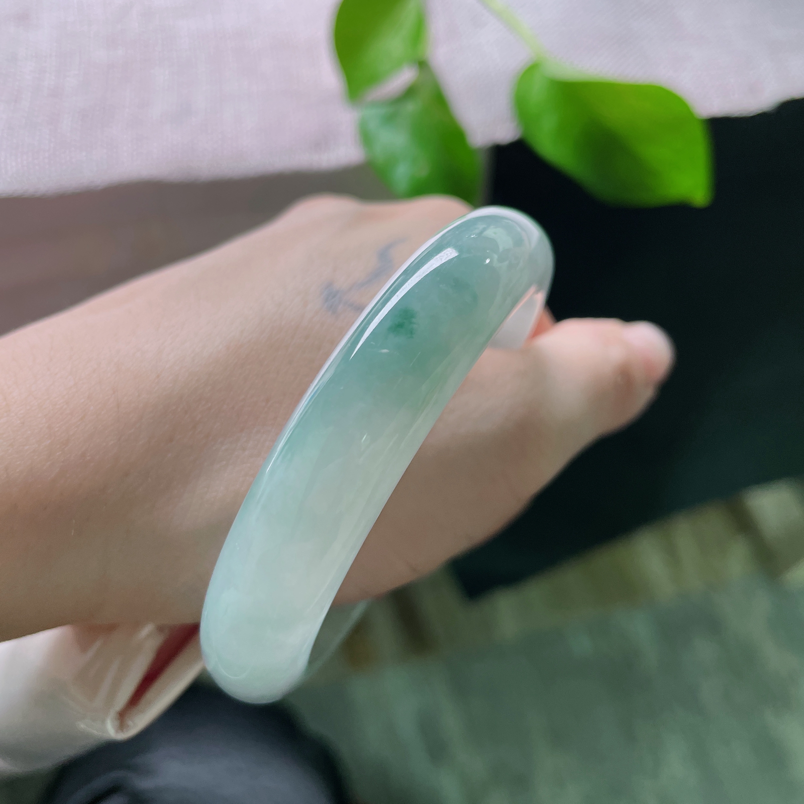 55/12.6/8.2，飘花正圈，清爽自然，线条流畅，水头好，种老，无裂，ss52172a..