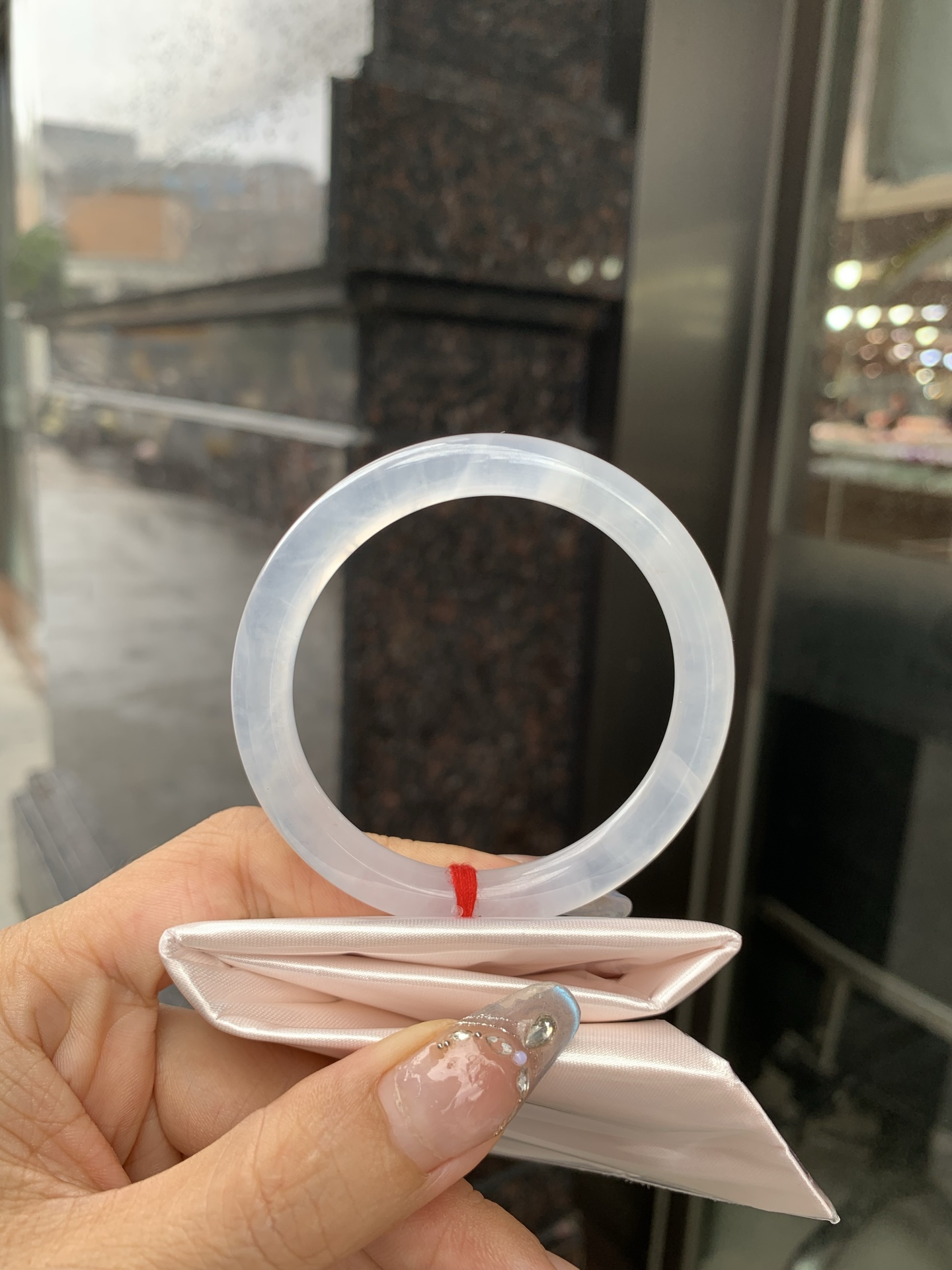 白冰美人条 0515-N734-2 打灯多处细纹，底妆冰润细腻，一腕清透，简约清爽，不挑肤色年龄，给人一种清雅脱俗，天真纯美的感觉，真不愧是翡翠中的初恋，美得就像一件艺术品~