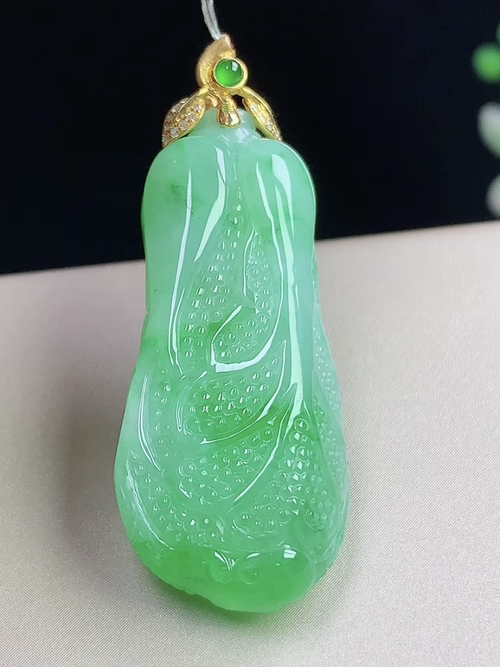 18k金镶飘绿百财聚来，尺寸35-16-9.7mm，w15qyd