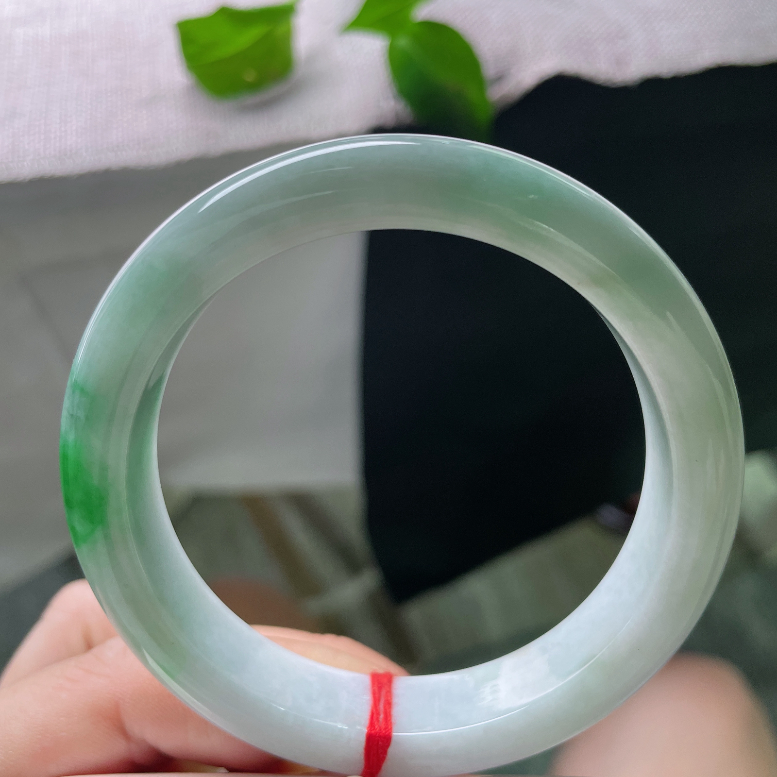 59.3/12.3/8.9飘绿正圈，温润的底色邂逅一抹鲜活的翠，不争不抢，却自成焦点。ss51089a..
