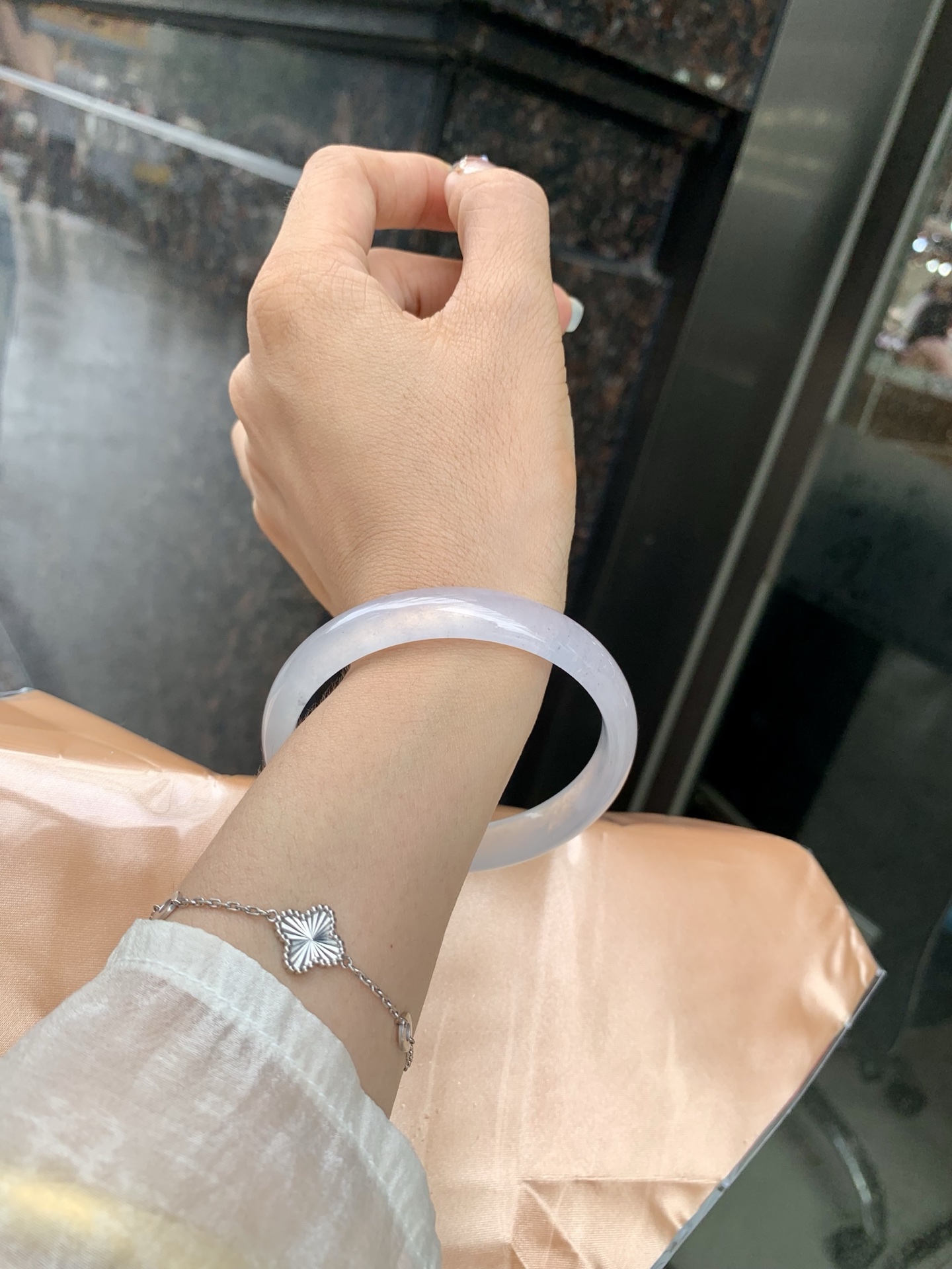 白冰正圈 0515-N730 打灯细纹，底妆冰透起光，一腕清透，简约清爽，不挑肤色年龄，给人一种清雅脱俗，天真纯美的感觉，真不愧是翡翠中的初恋