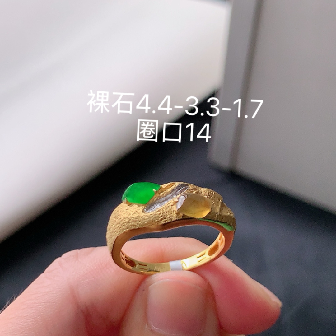 阳绿黄女戒 青翠明媚，底子细腻莹润，佩戴简单大方货号41514，4.4-3.3-1.7