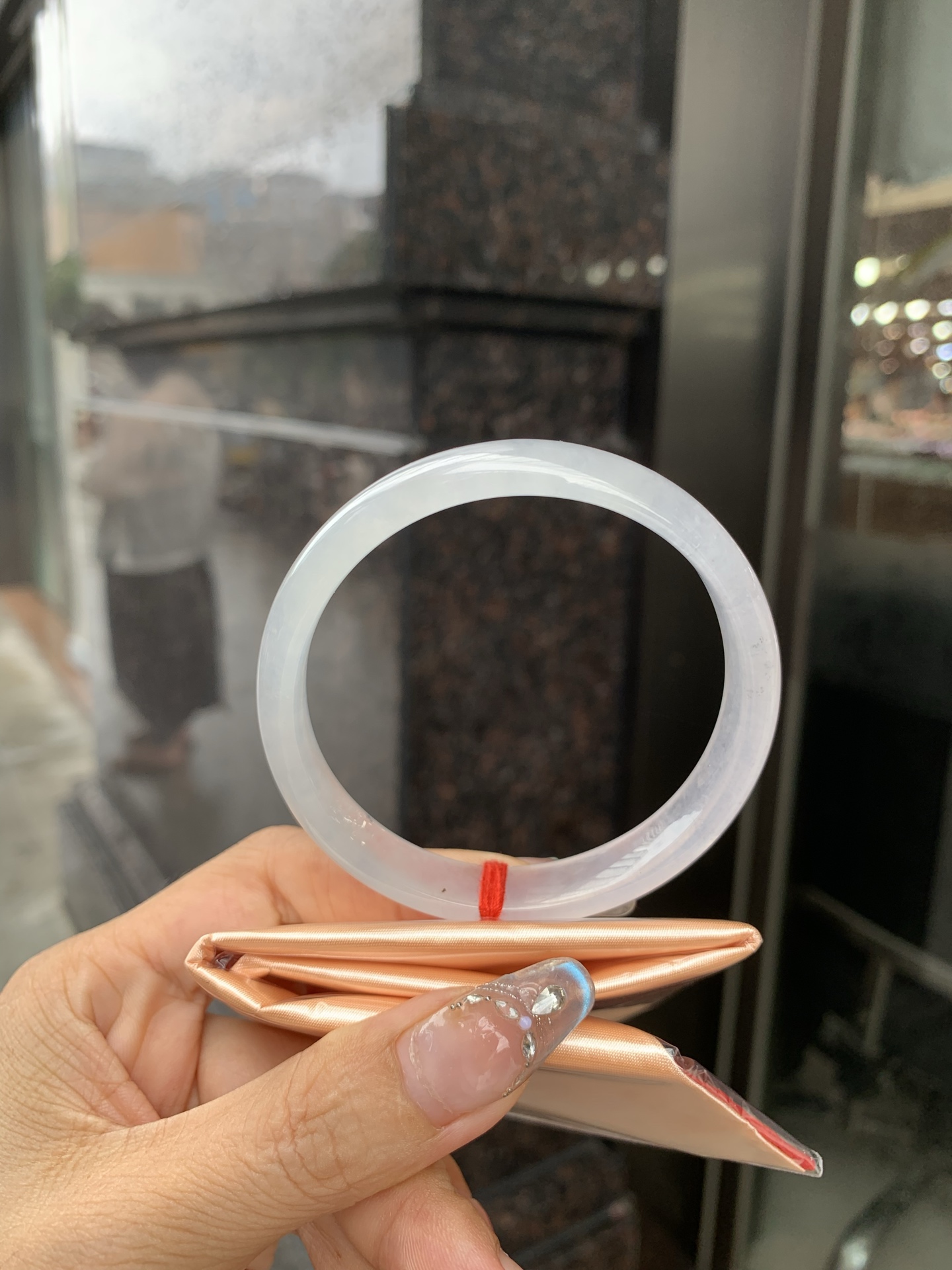 白冰正圈 0515-N730 打灯细纹，底妆冰透起光，一腕清透，简约清爽，不挑肤色年龄，给人一种清雅脱俗，天真纯美的感觉，真不愧是翡翠中的初恋
