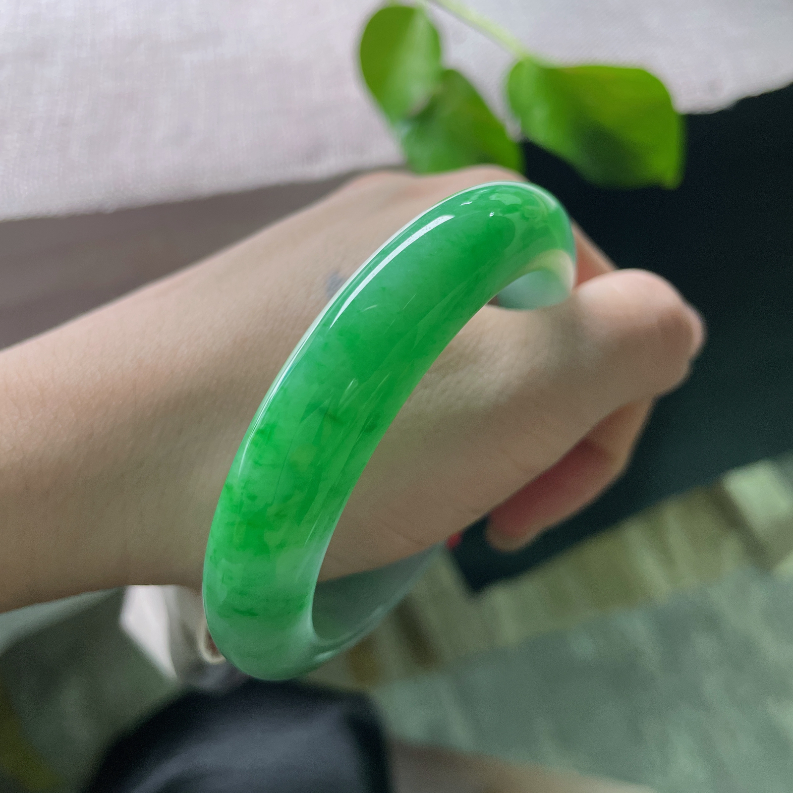 55.8/12.5/9.2，阳绿正圈，青翠欲滴，一镯凝尽千山翠，满目风华自倾城。ss53127a..