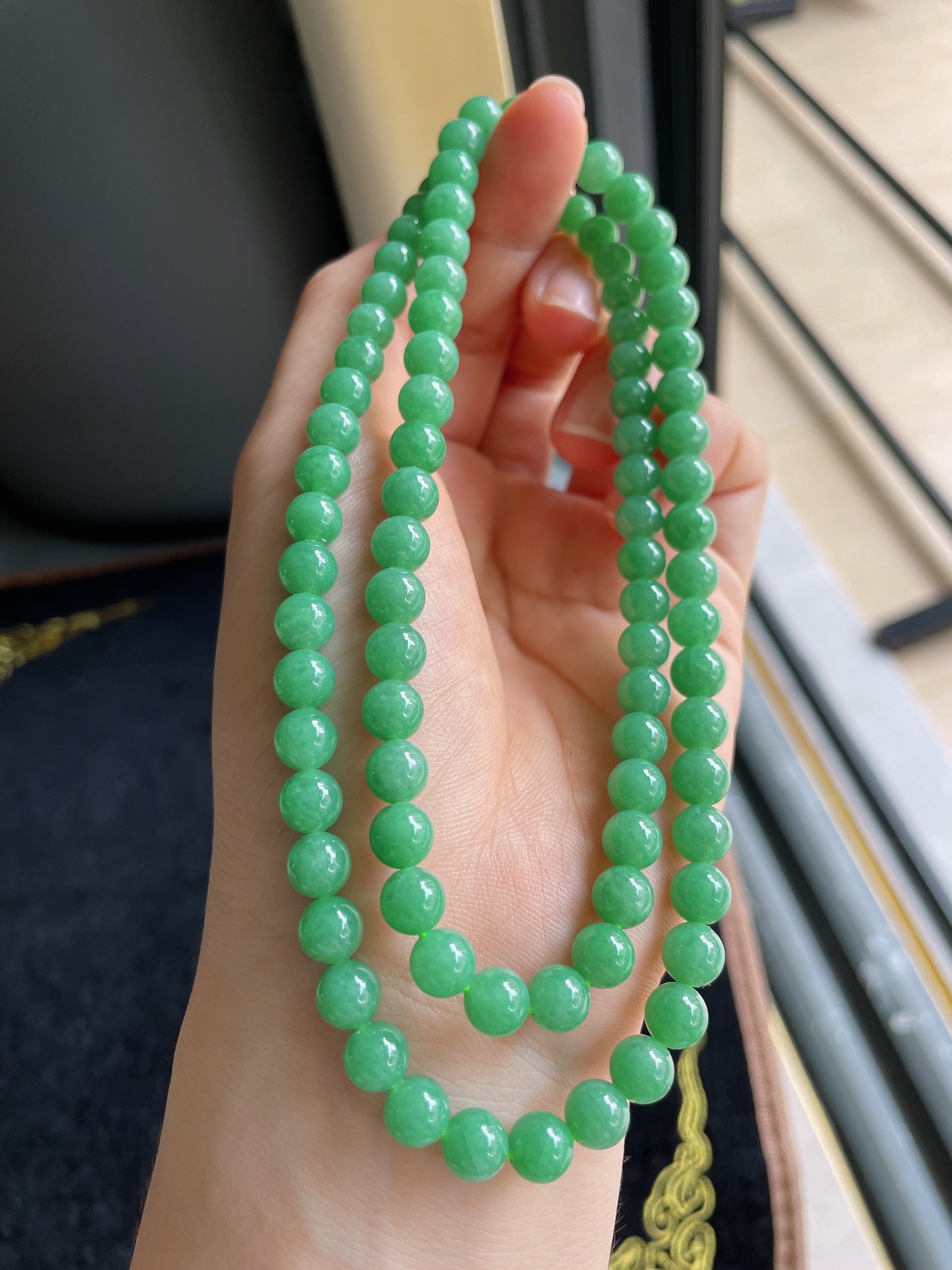 缅甸天然翡翠A货，冰满绿珠链，尺寸：6.4-6.8mm86颗。-1626