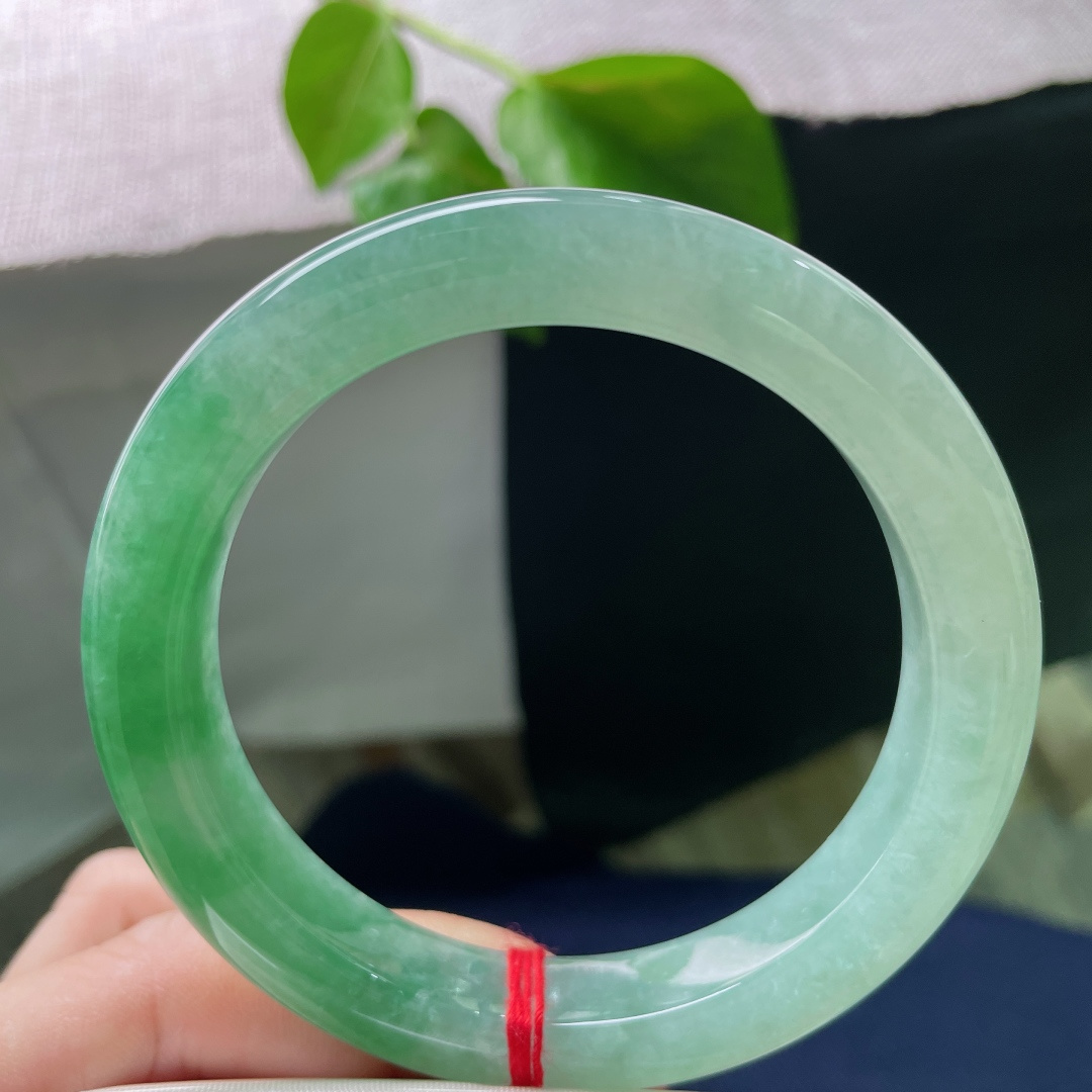 60.1/11.1/9.8，绿底正圈，大圈口，颜色由浅入深循序渐进，过渡自然，无裂，ss53118a
