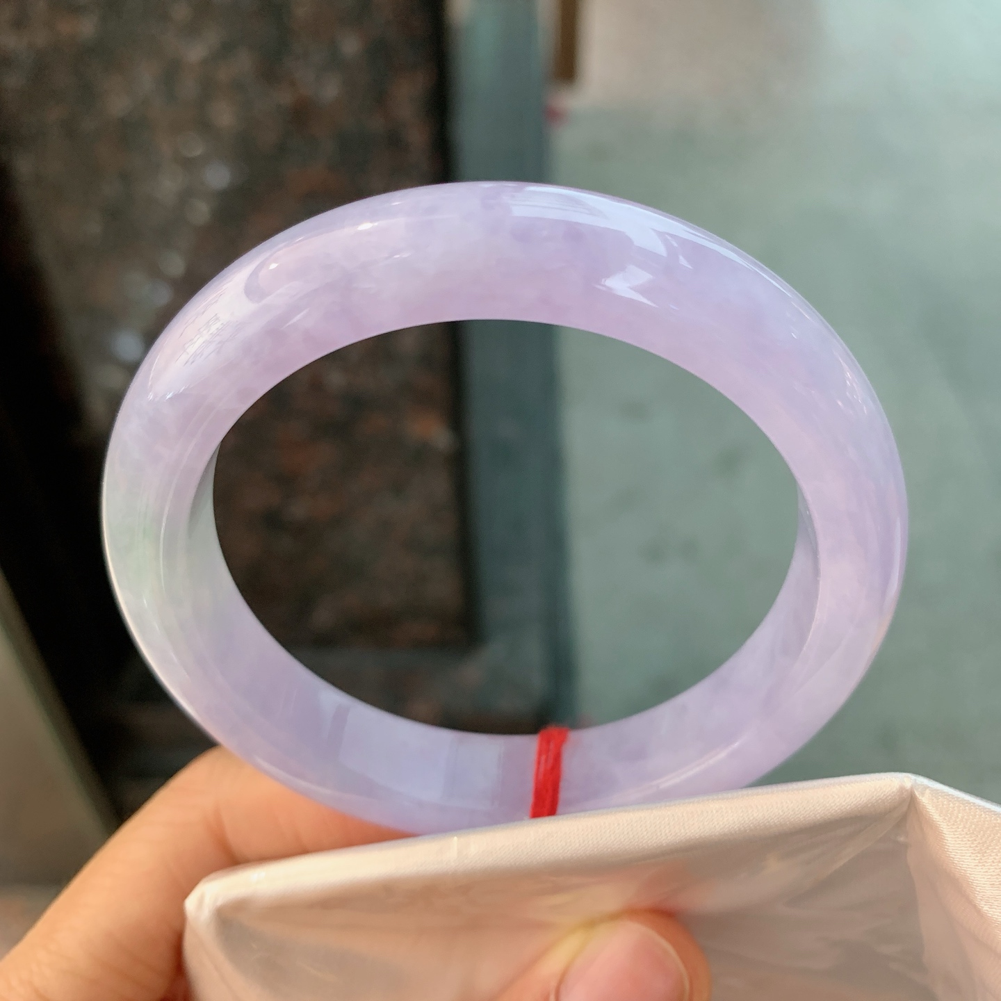 正圈粉紫 微晶体结构 尺寸：57.2/12.1/8.7 见光不失