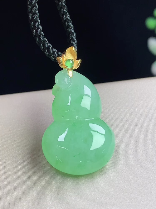 18k金镶满绿葫芦，无裂，尺寸20.6-14.3-6.1mm，w15yja