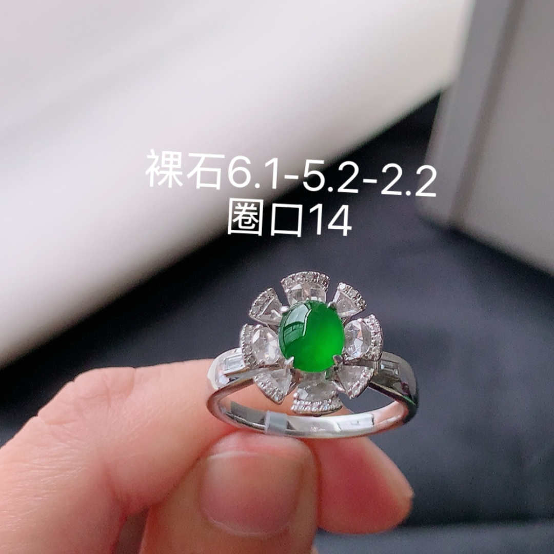 冰阳绿女戒。莹莹青翠，种老无裂水润，佩戴温婉优雅 货号41514，6.1-5.2-2.2
