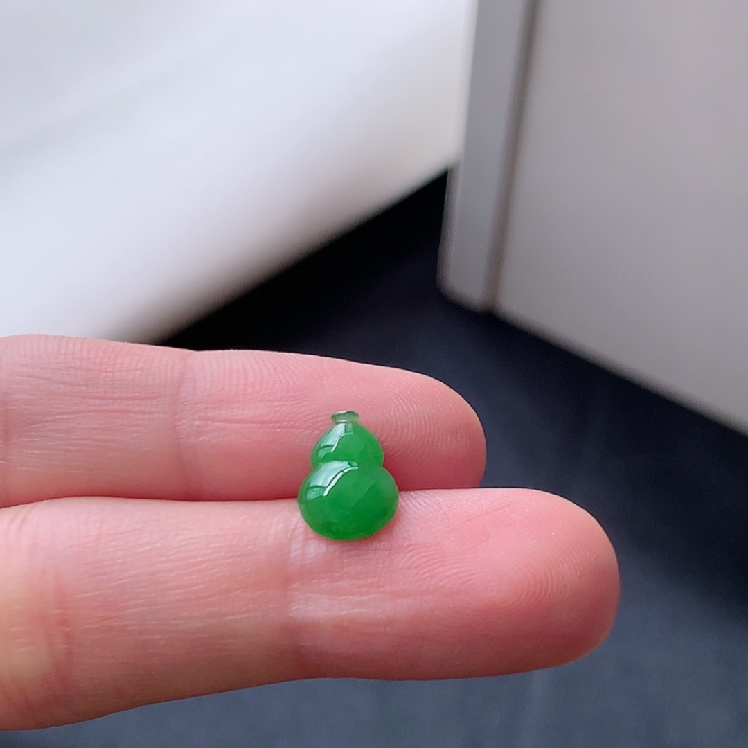 冰阳绿葫芦挂件 色阳色艳，种老无裂细腻，佩戴优雅时尚 货号27513，10-7.4-2.5