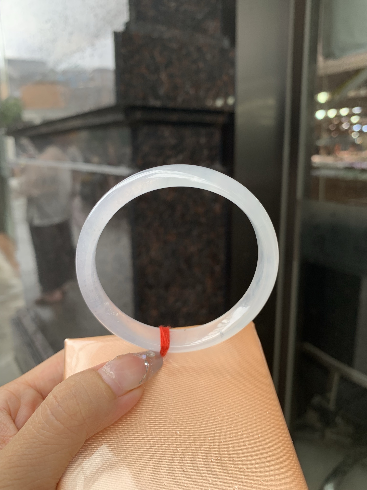 白冰正圈 0515-N730 打灯细纹，底妆冰透起光，一腕清透，简约清爽，不挑肤色年龄，给人一种清雅脱俗，天真纯美的感觉，真不愧是翡翠中的初恋