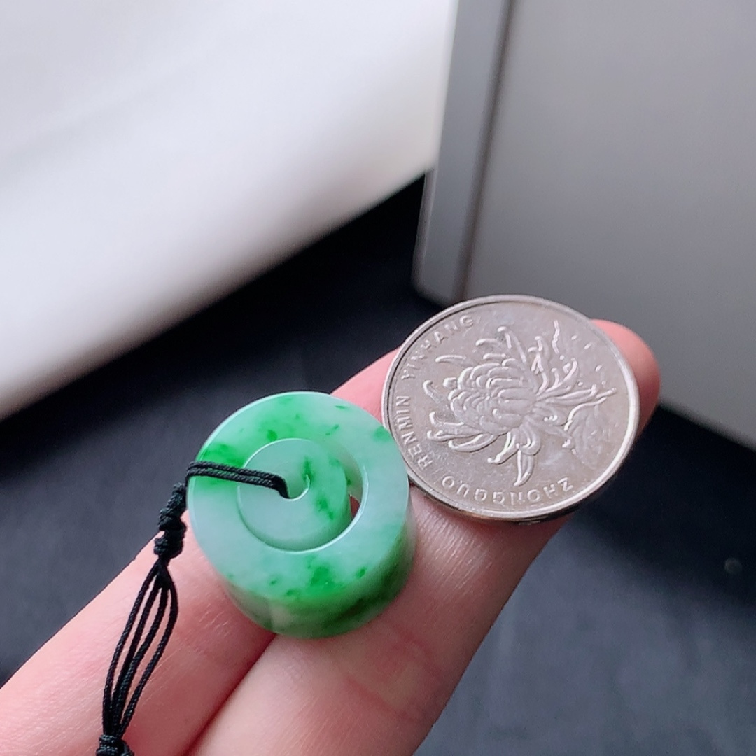 冰飘绿路路通挂件。翠色明媚，种老饱满水润，品相喜悦，佩戴清新自然 货号19513，19.2-13