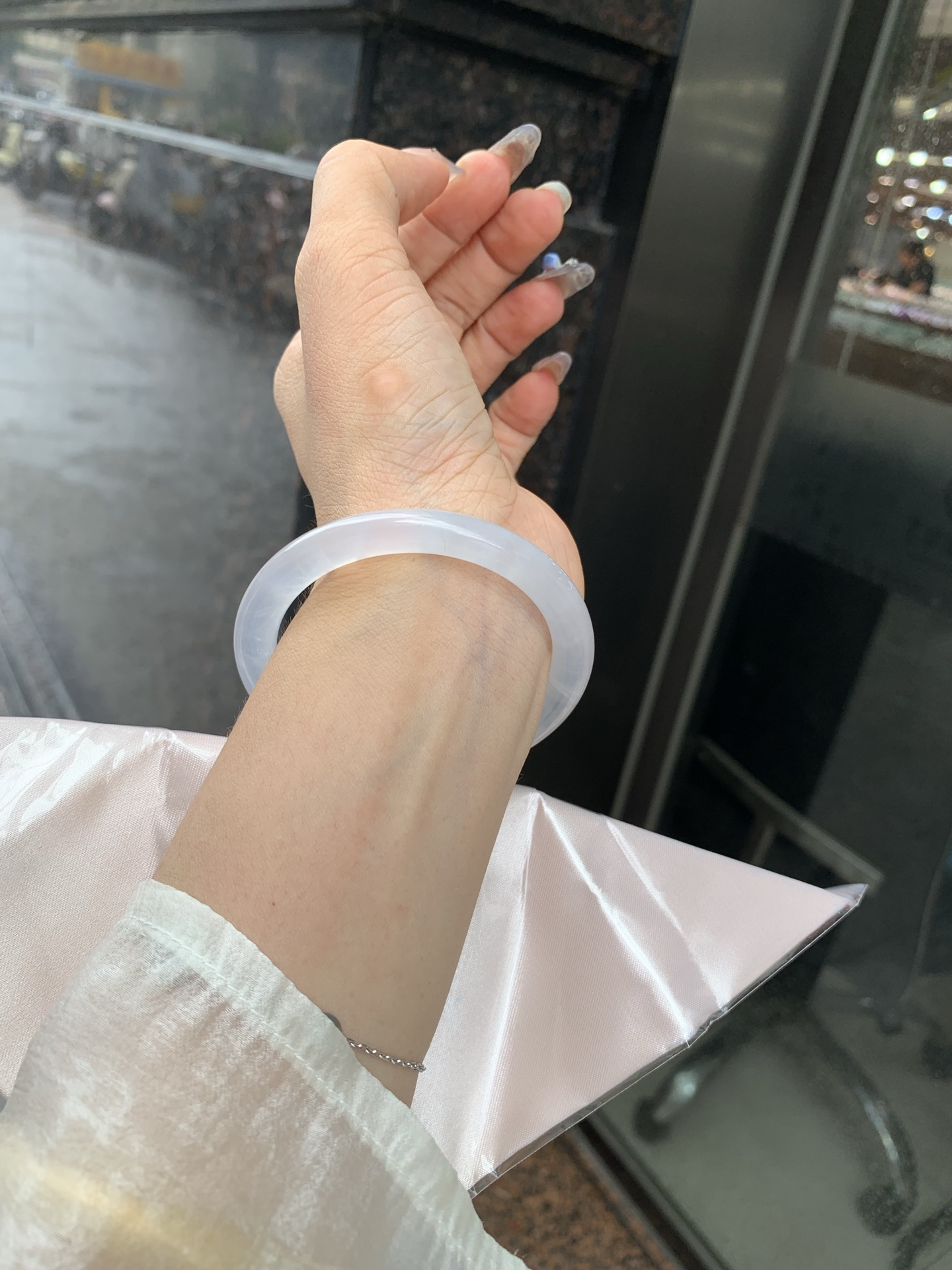 白冰美人条 0515-N734-2 打灯多处细纹，底妆冰润细腻，一腕清透，简约清爽，不挑肤色年龄，给人一种清雅脱俗，天真纯美的感觉，真不愧是翡翠中的初恋，美得就像一件艺术品~