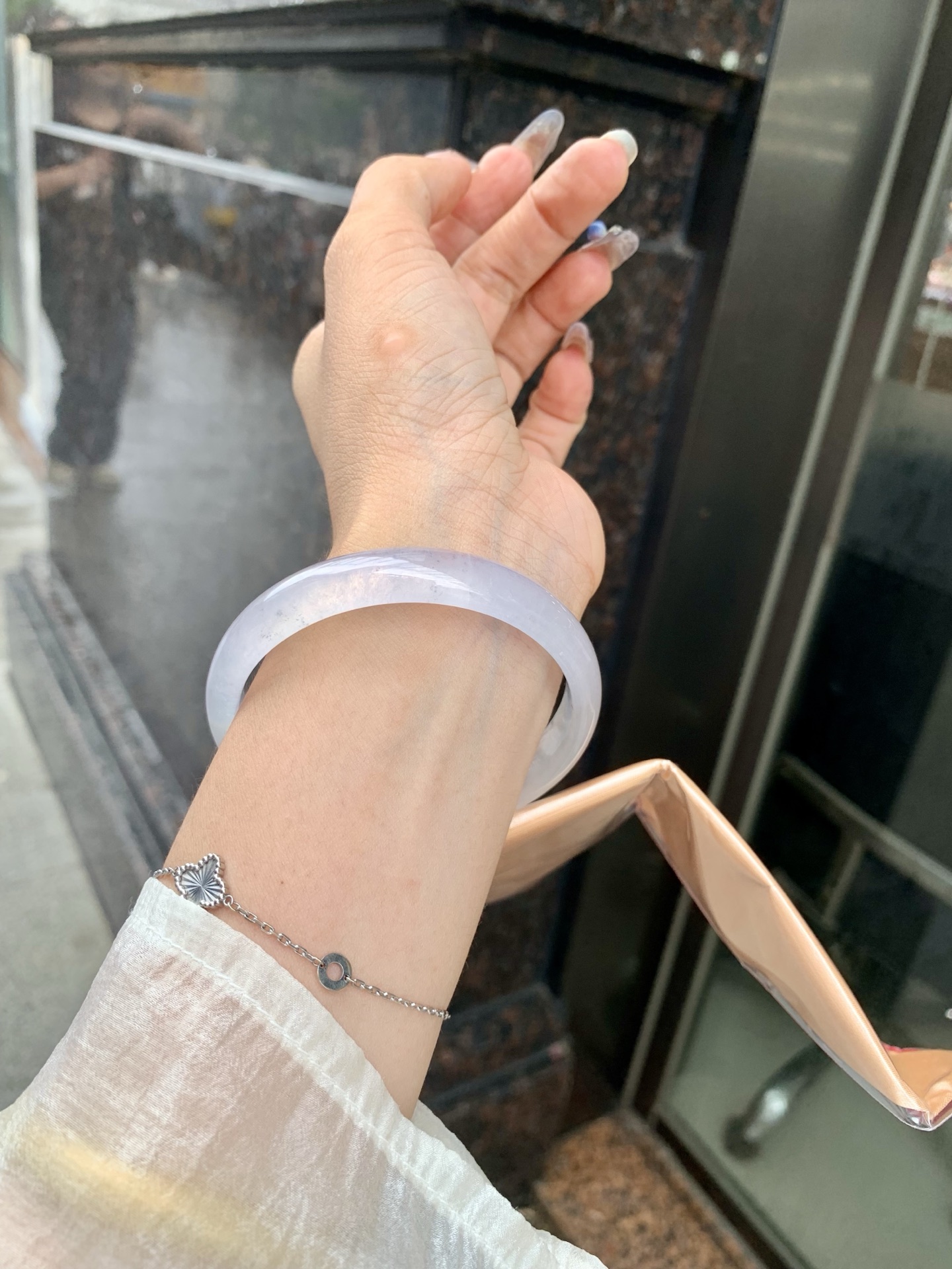 白冰正圈 0515-N730 打灯细纹，底妆冰透起光，一腕清透，简约清爽，不挑肤色年龄，给人一种清雅脱俗，天真纯美的感觉，真不愧是翡翠中的初恋