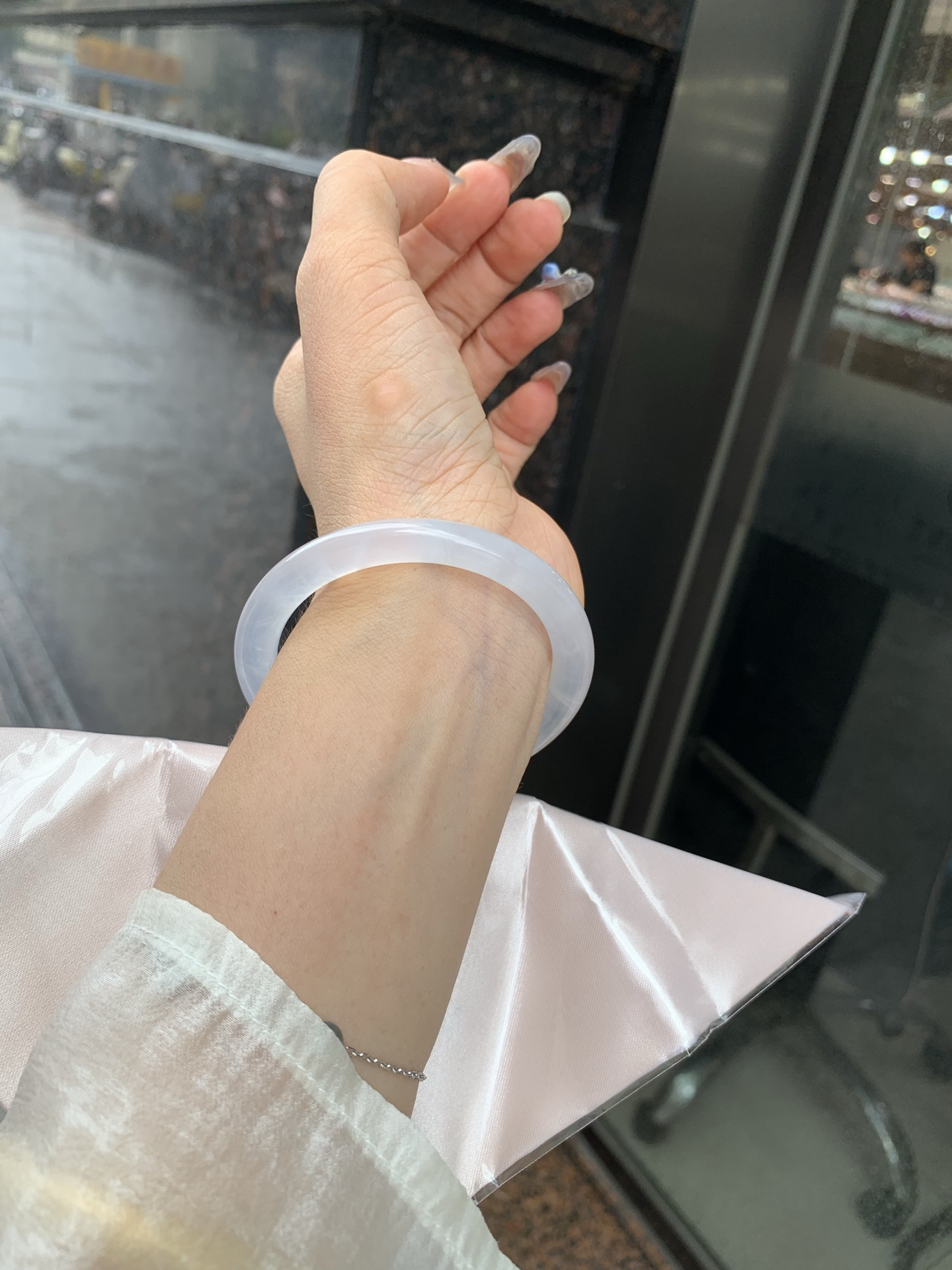 白冰美人条 0515-N734-2 打灯多处细纹，底妆冰润细腻，一腕清透，简约清爽，不挑肤色年龄，给人一种清雅脱俗，天真纯美的感觉，真不愧是翡翠中的初恋，美得就像一件艺术品~