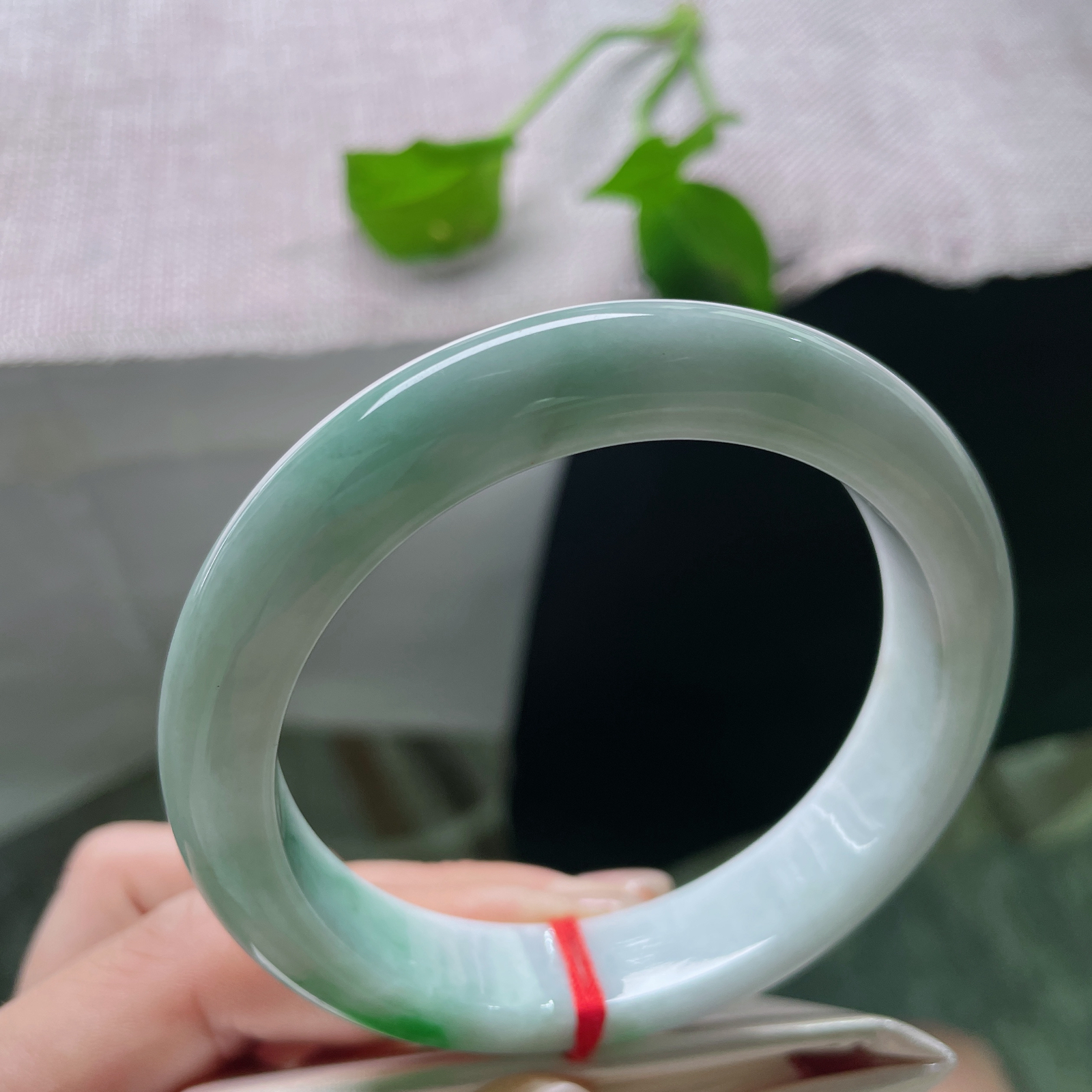 59.3/12.3/8.9飘绿正圈，温润的底色邂逅一抹鲜活的翠，不争不抢，却自成焦点。ss51089a..
