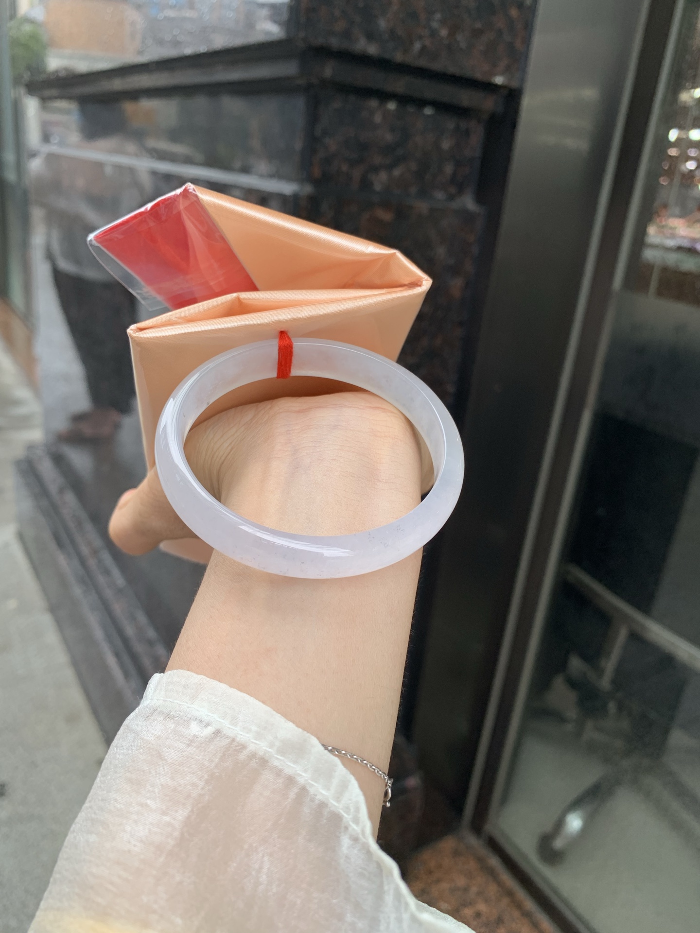 白冰正圈 0515-N730 打灯细纹，底妆冰透起光，一腕清透，简约清爽，不挑肤色年龄，给人一种清雅脱俗，天真纯美的感觉，真不愧是翡翠中的初恋