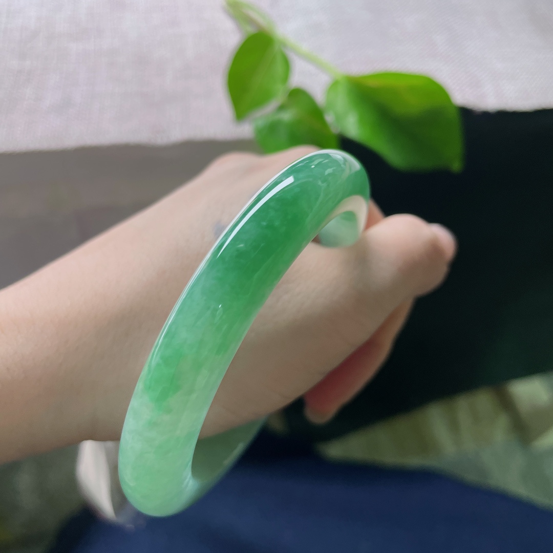 60.1/11.1/9.8，绿底正圈，大圈口，颜色由浅入深循序渐进，过渡自然，无裂，ss53118a
