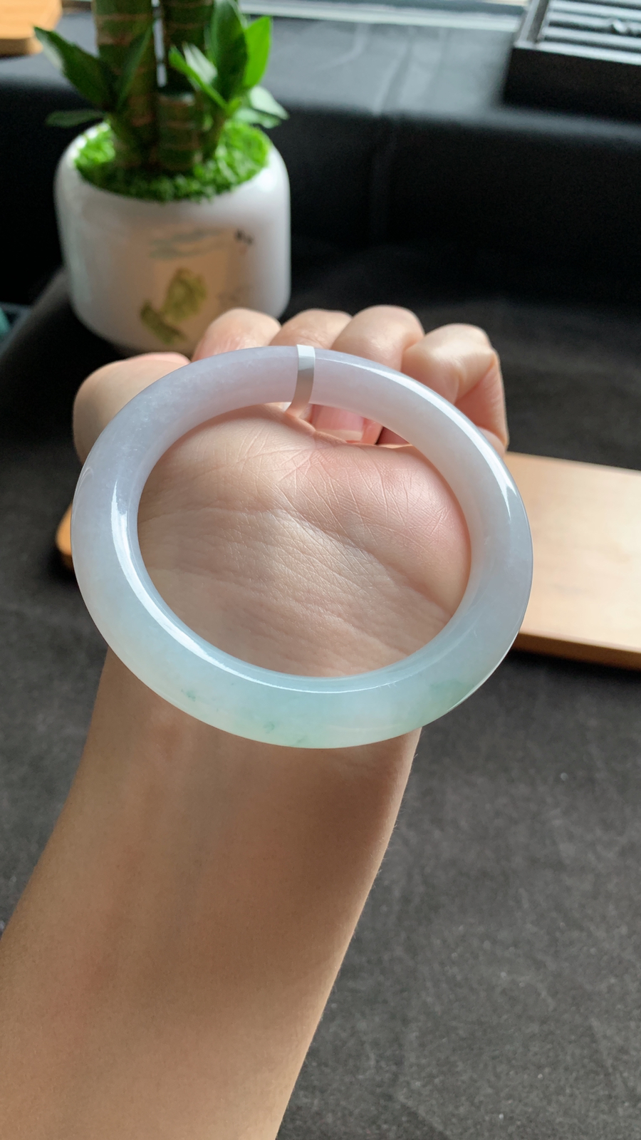 56圈口 天然A货翡翠飘花圆条手镯 料子细腻 花色好看