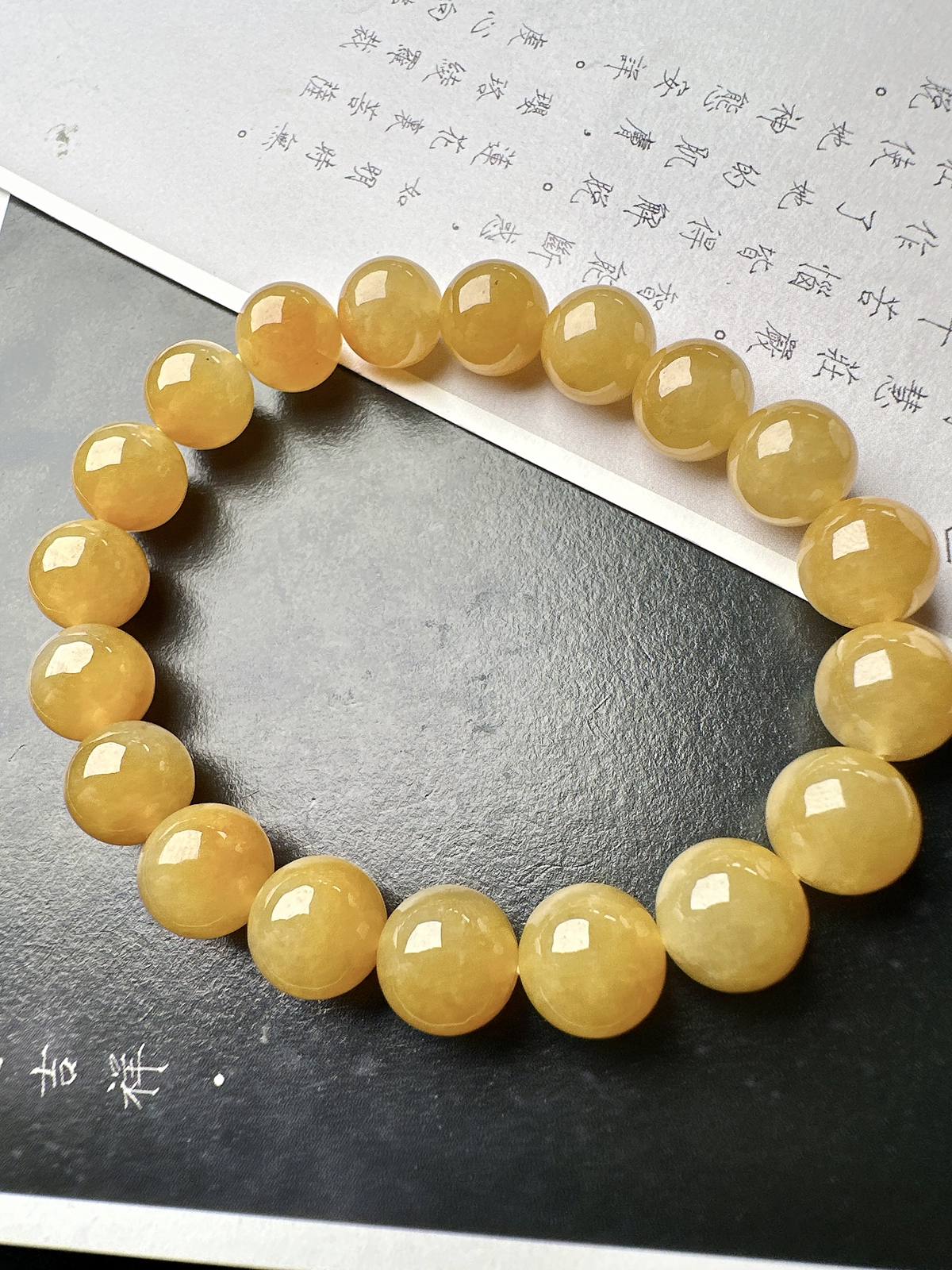 【冰种黄翡手串】种水色很漂亮、颜色很均衡的手串，质地很细腻