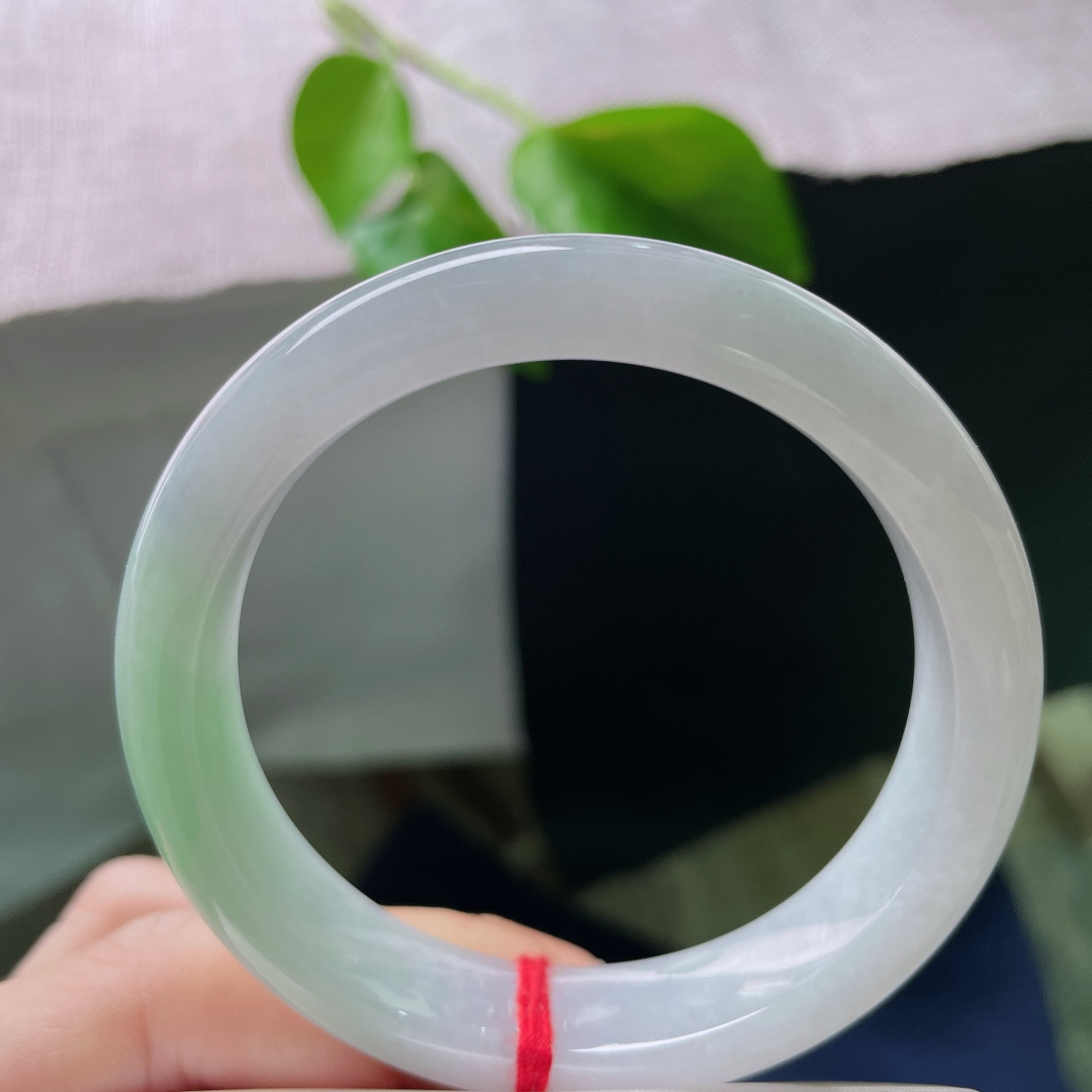 54/11.9/8.1，白底青正圈，水头好，一青二白，自带一种不事雕琢的清新感。有棉线，ss52338a