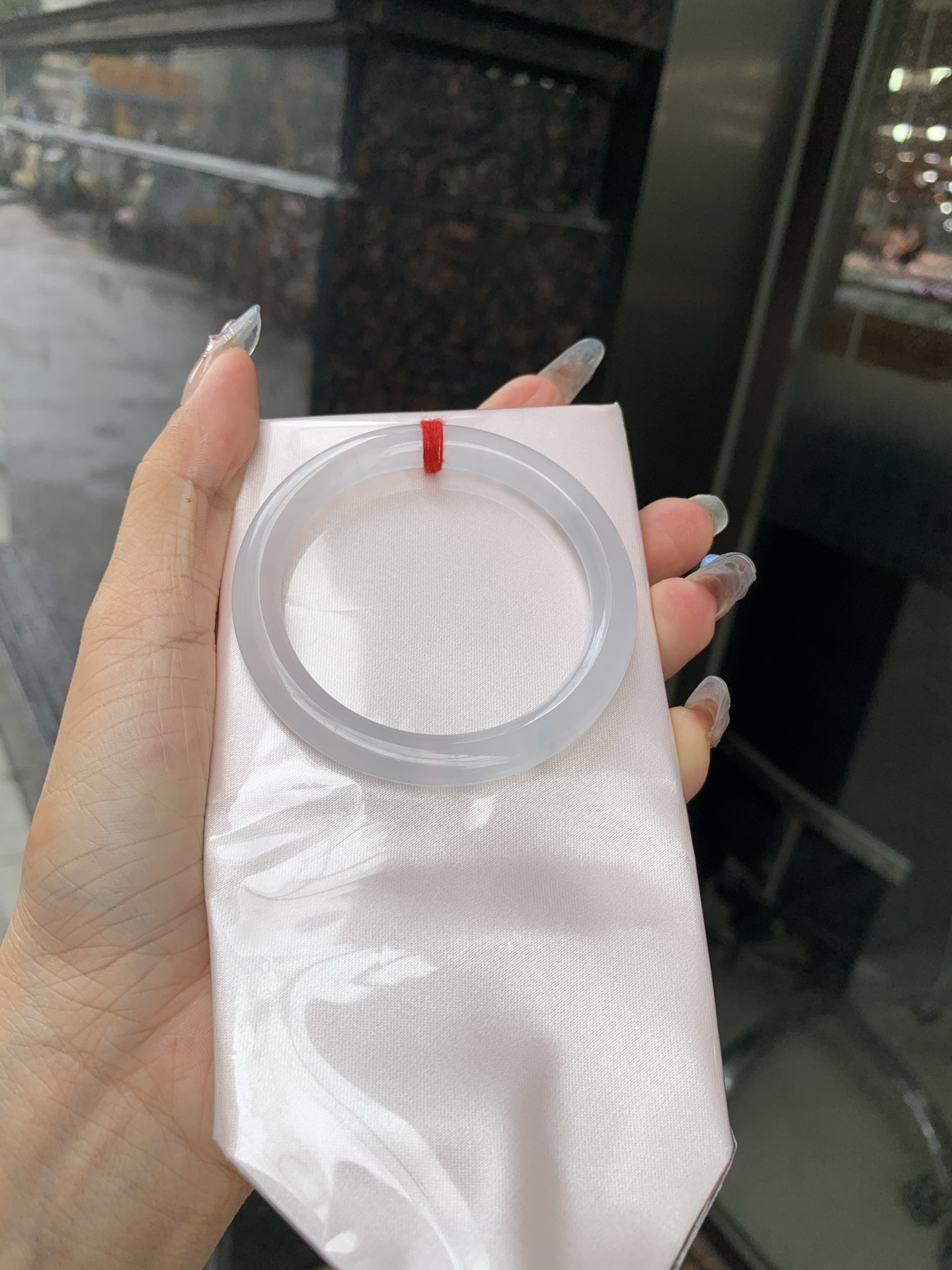 白冰美人条 0515-N734-2 打灯多处细纹，底妆冰润细腻，一腕清透，简约清爽，不挑肤色年龄，给人一种清雅脱俗，天真纯美的感觉，真不愧是翡翠中的初恋，美得就像一件艺术品~