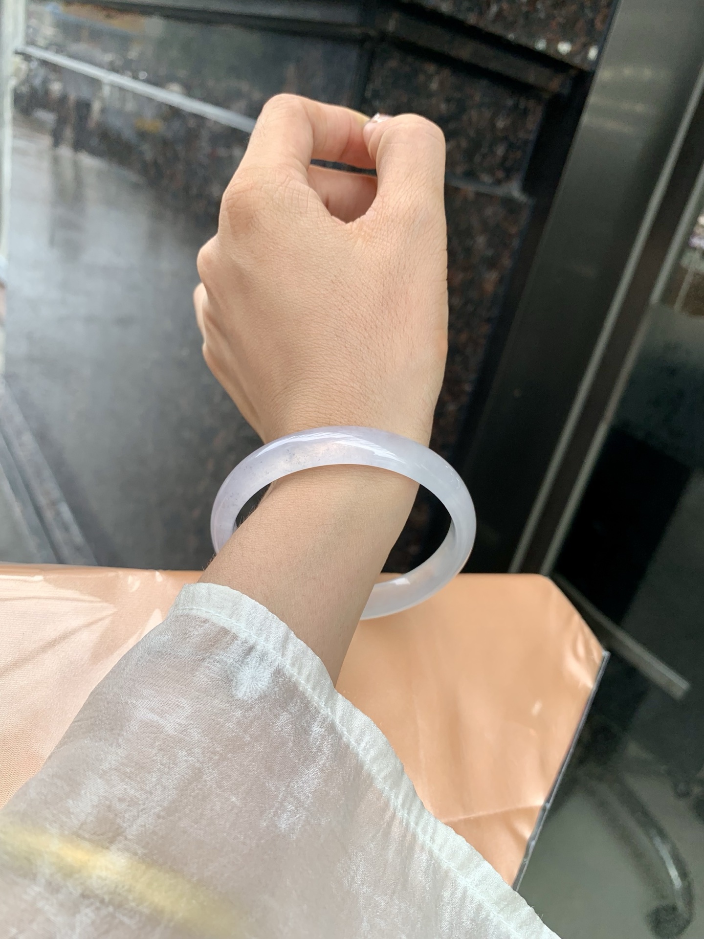 白冰正圈 0515-N730 打灯细纹，底妆冰透起光，一腕清透，简约清爽，不挑肤色年龄，给人一种清雅脱俗，天真纯美的感觉，真不愧是翡翠中的初恋