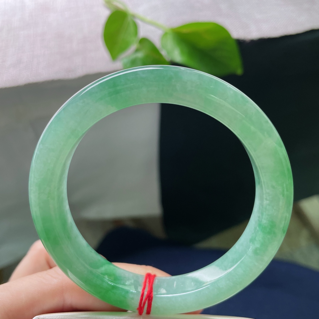 60.2/11.1/7.8绿底正圈，大圈口，把连绵不绝的山峰藏进袖口，绿意盎然，无裂，ss53110a