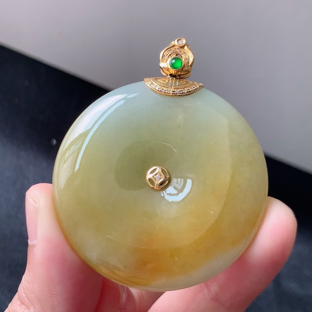 冰飘黄平安扣吊坠。色系甜美，种老饱满水润，佩戴优雅时尚 货号18513，50.1-41.1-8.5