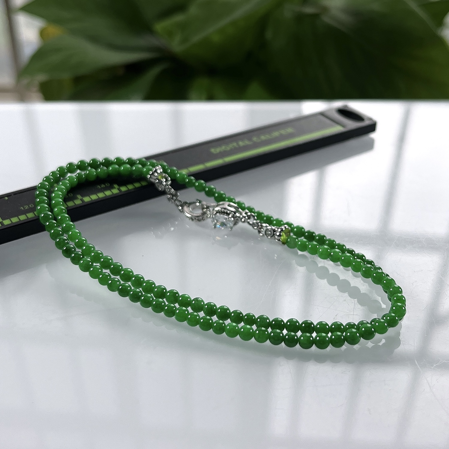 缅甸天然翡翠A货，卡3.2冰种满绿浓阳绿小米珠锁骨项链，尺寸：3.2mm/129颗，长度425mm，重量：8.56g