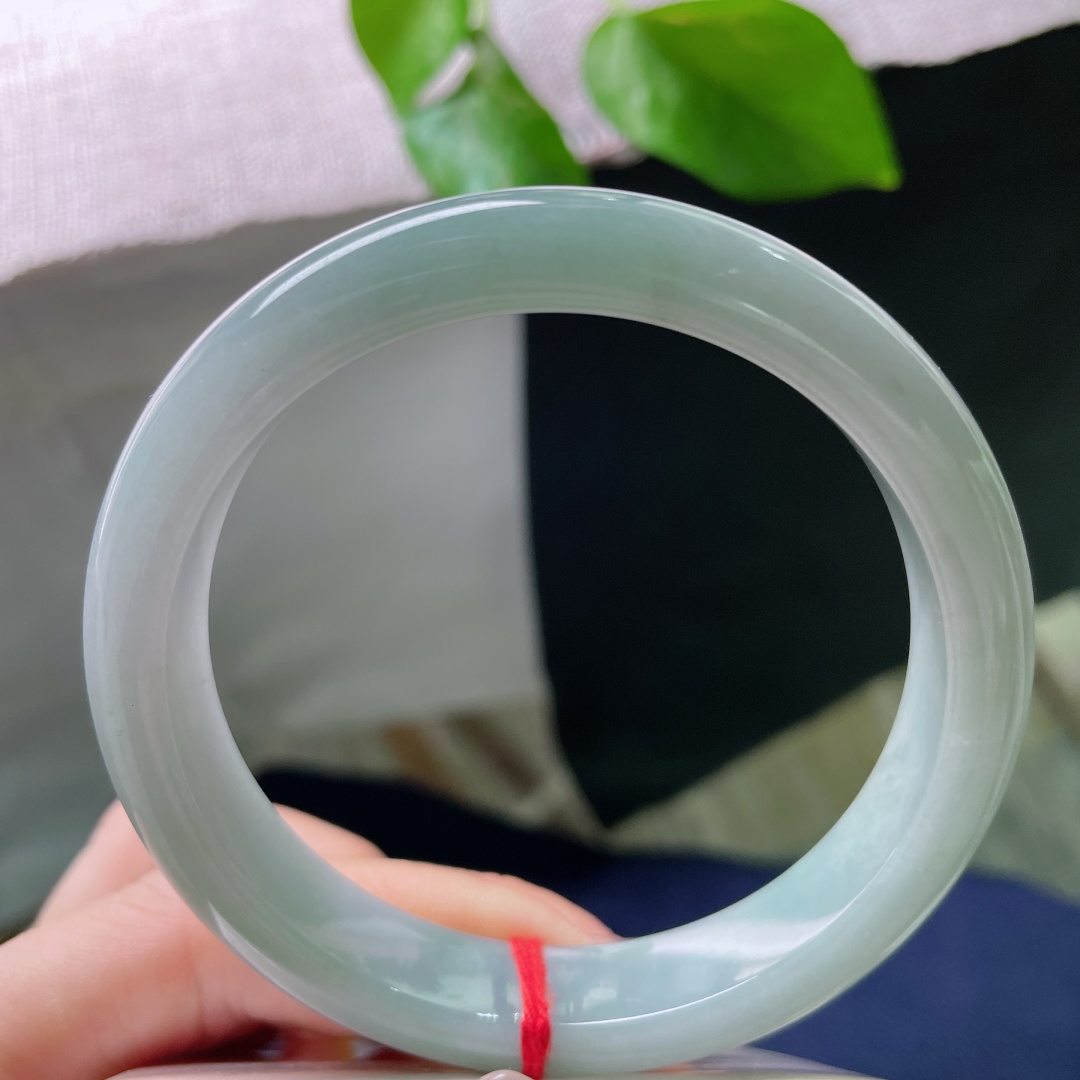 60.9/12.2/8.4油绿正圈，水润细腻，沉稳贵气，清雅苑苑，贵气，无裂，ss52130a
