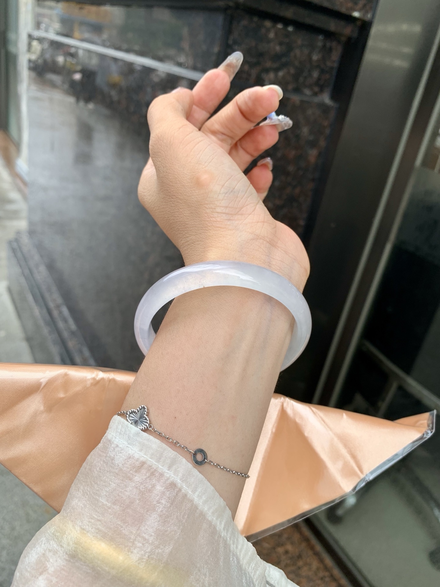 白冰正圈 0515-N730 打灯细纹，底妆冰透起光，一腕清透，简约清爽，不挑肤色年龄，给人一种清雅脱俗，天真纯美的感觉，真不愧是翡翠中的初恋