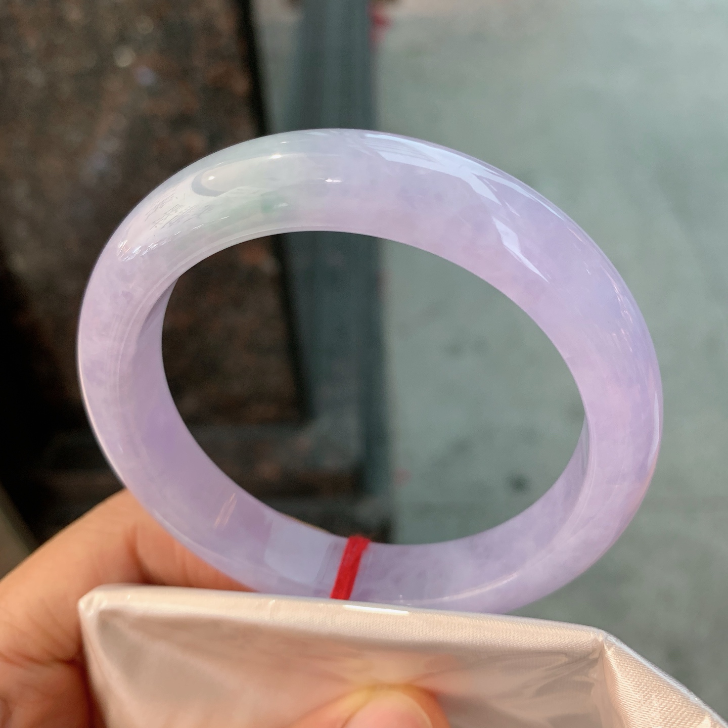 正圈粉紫 微晶体结构 尺寸：57.2/12.1/8.7 见光不失