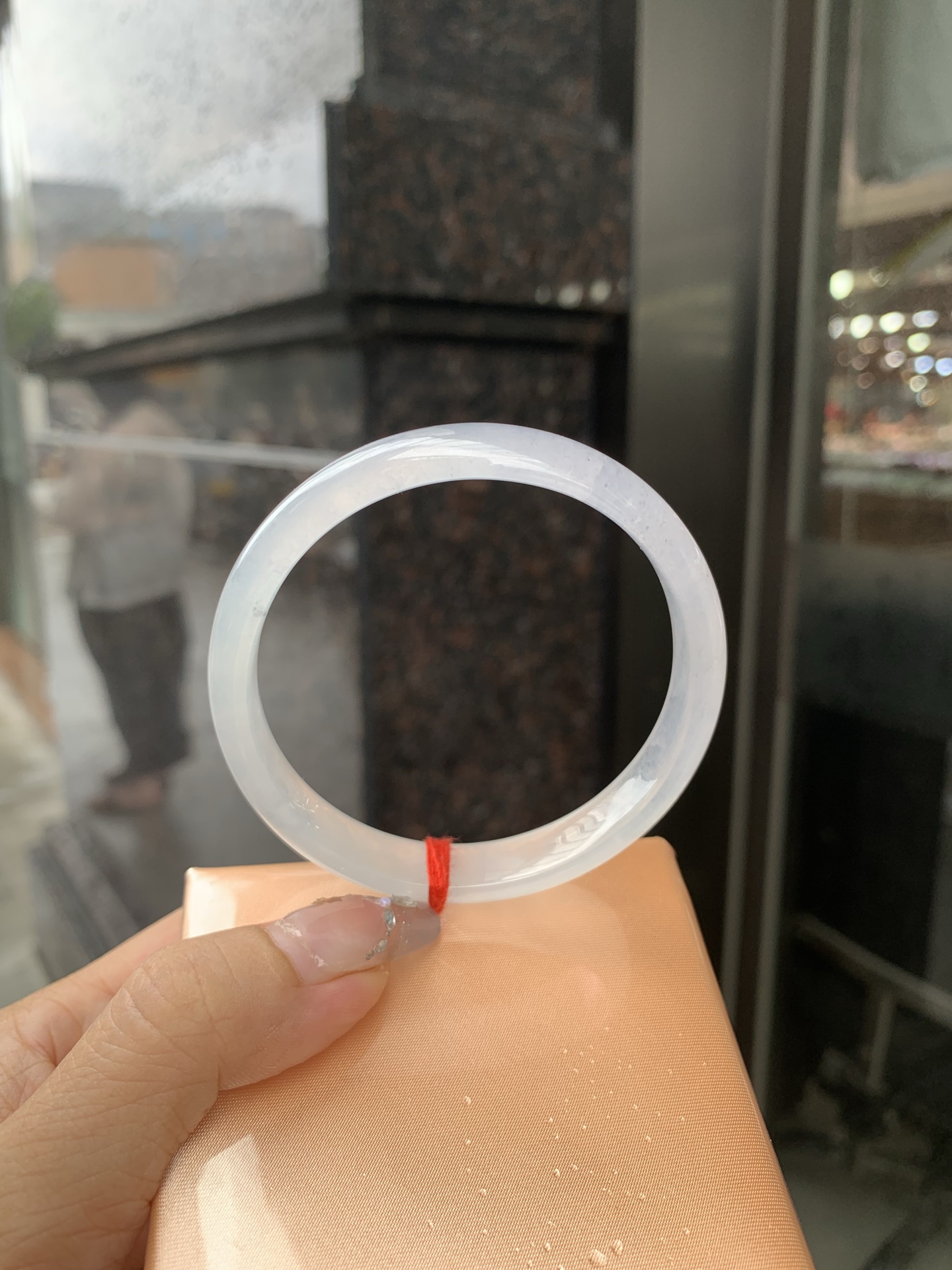 白冰正圈 0515-N730 打灯细纹，底妆冰透起光，一腕清透，简约清爽，不挑肤色年龄，给人一种清雅脱俗，天真纯美的感觉，真不愧是翡翠中的初恋