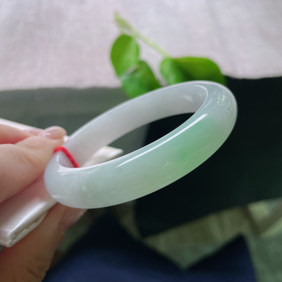 54/11.9/8.1，白底青正圈，水头好，一青二白，自带一种不事雕琢的清新感。有棉线，ss52338a