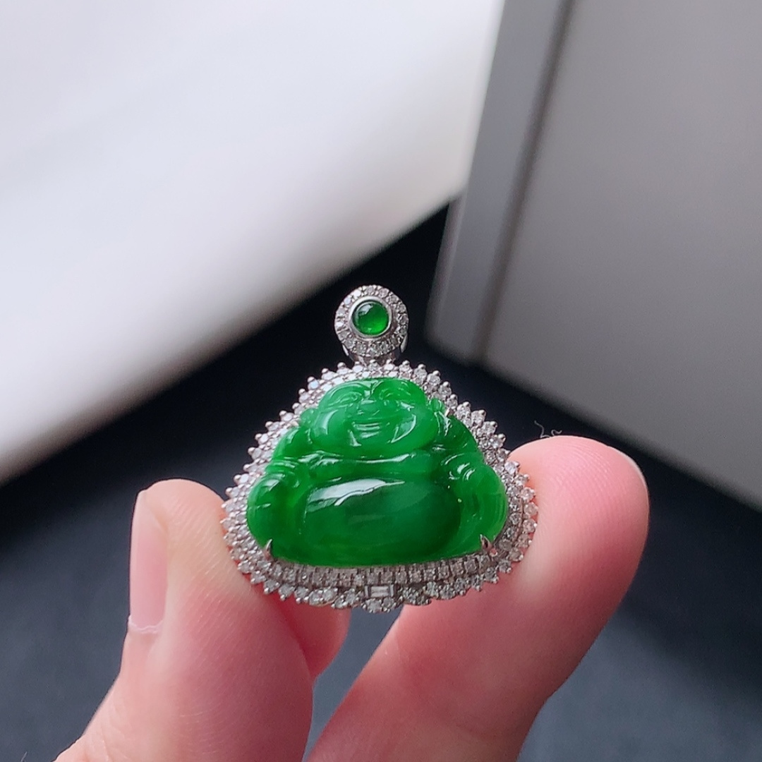 阳绿佛公吊坠。青翠明媚，种老饱满水润，佩戴优雅大方 货号28513，25.4-23.6-9.4