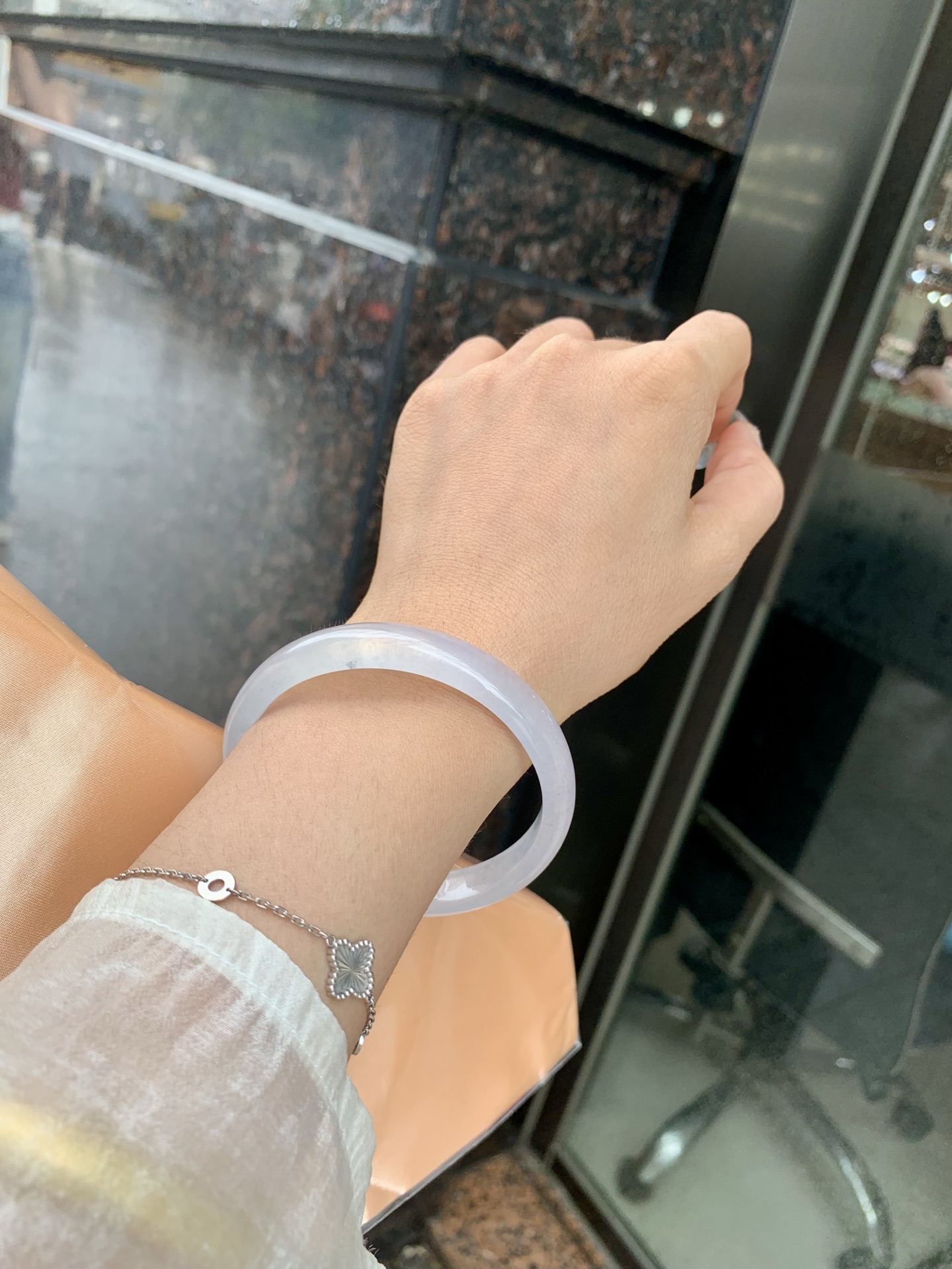 白冰正圈 0515-N730 打灯细纹，底妆冰透起光，一腕清透，简约清爽，不挑肤色年龄，给人一种清雅脱俗，天真纯美的感觉，真不愧是翡翠中的初恋