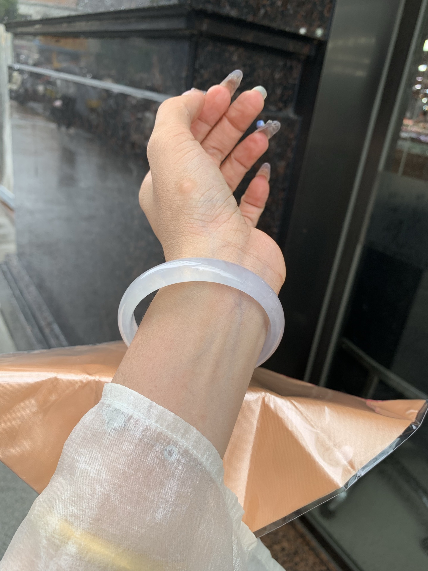 白冰正圈 0515-N730 打灯细纹，底妆冰透起光，一腕清透，简约清爽，不挑肤色年龄，给人一种清雅脱俗，天真纯美的感觉，真不愧是翡翠中的初恋