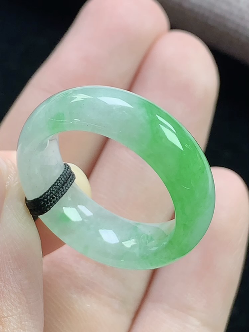 飘绿戒指，无裂，内径尺寸17.4-7.3-3.6mm，14号手寸，w15mdy